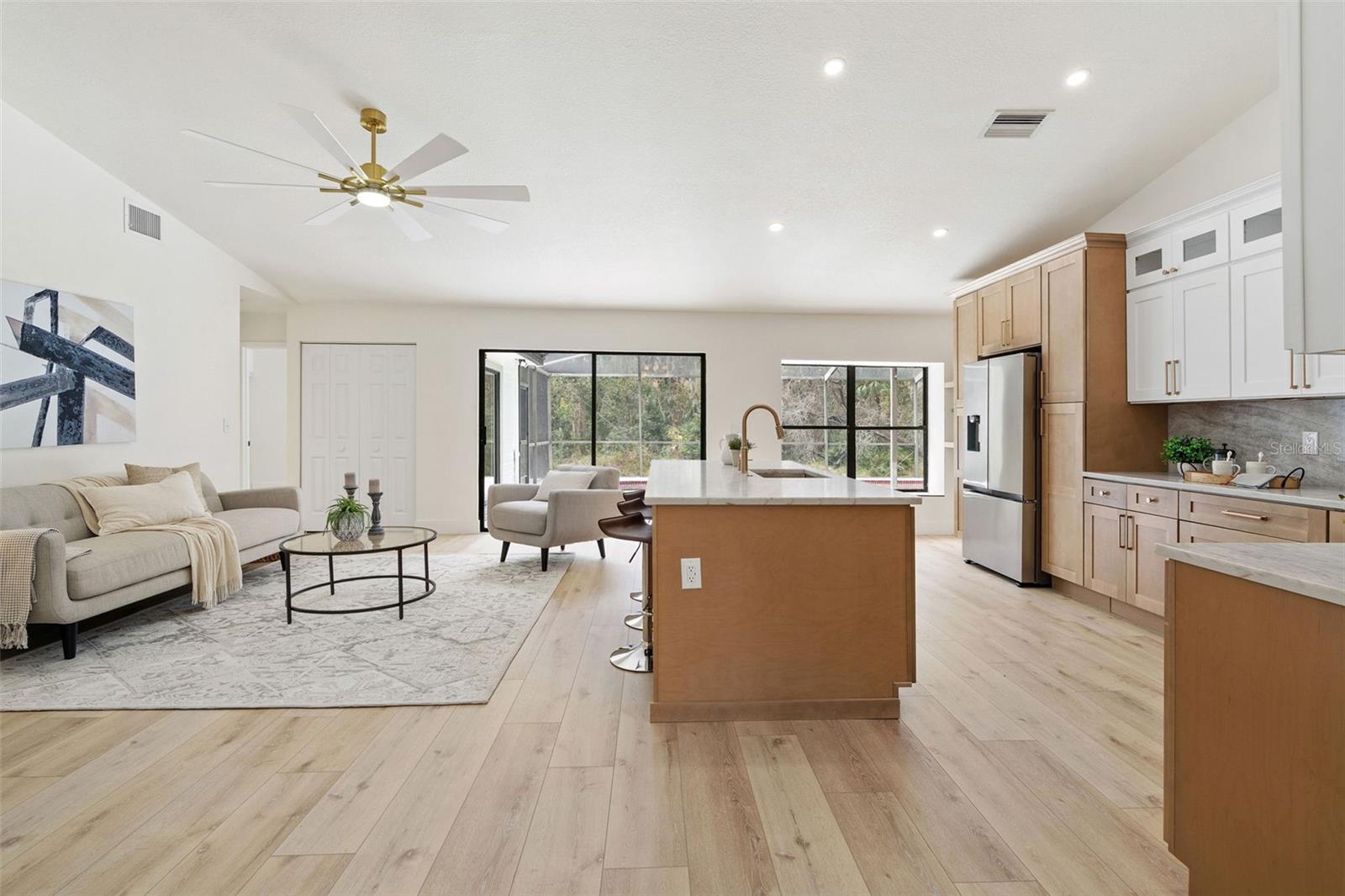 Listing photo id 6 for 346 Carson Lane