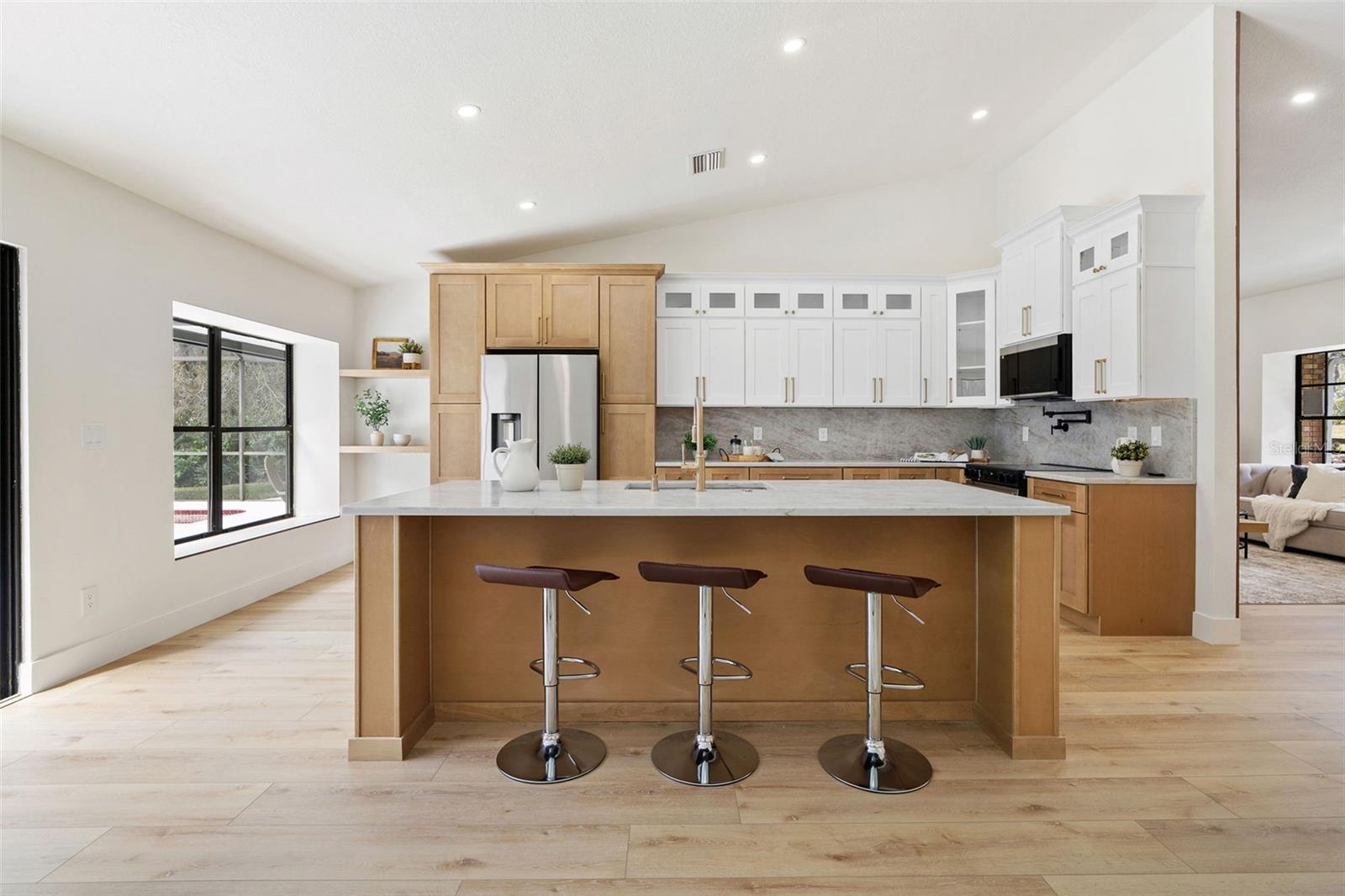 Listing photo id 7 for 346 Carson Lane