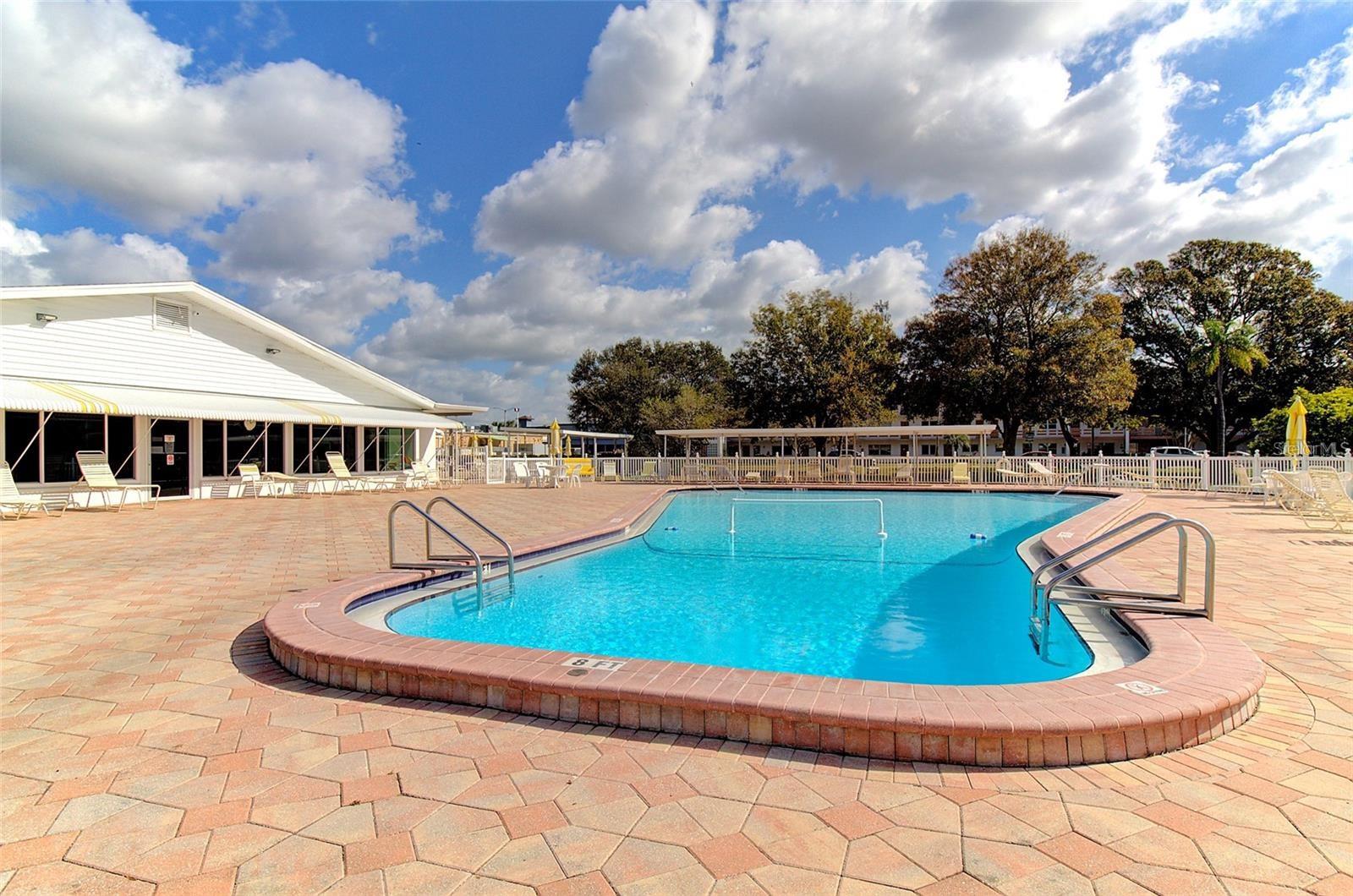 Listing photo id 23 for 5920 18th Street N 8