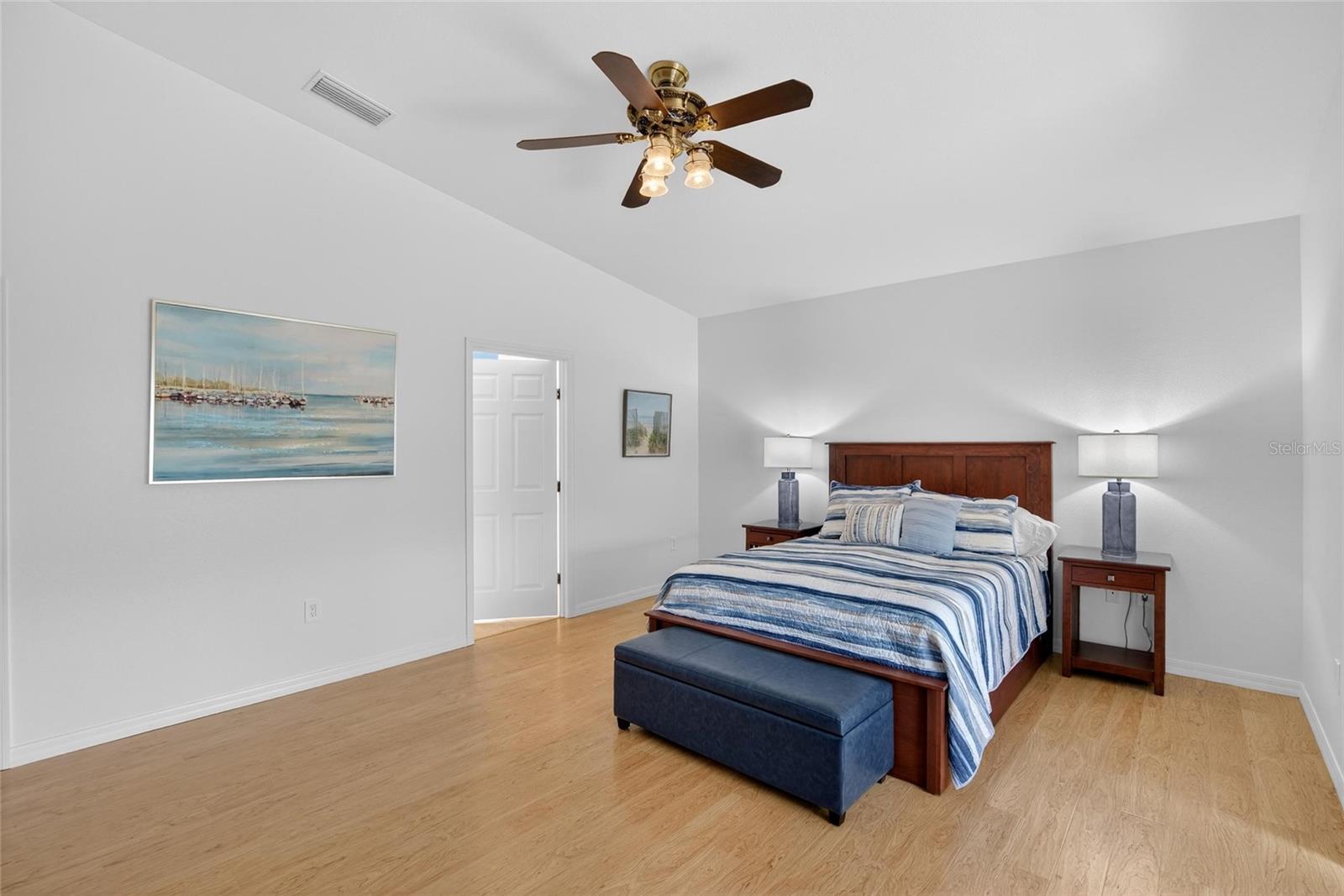 Listing photo id 9 for 4152 Dunmore Drive