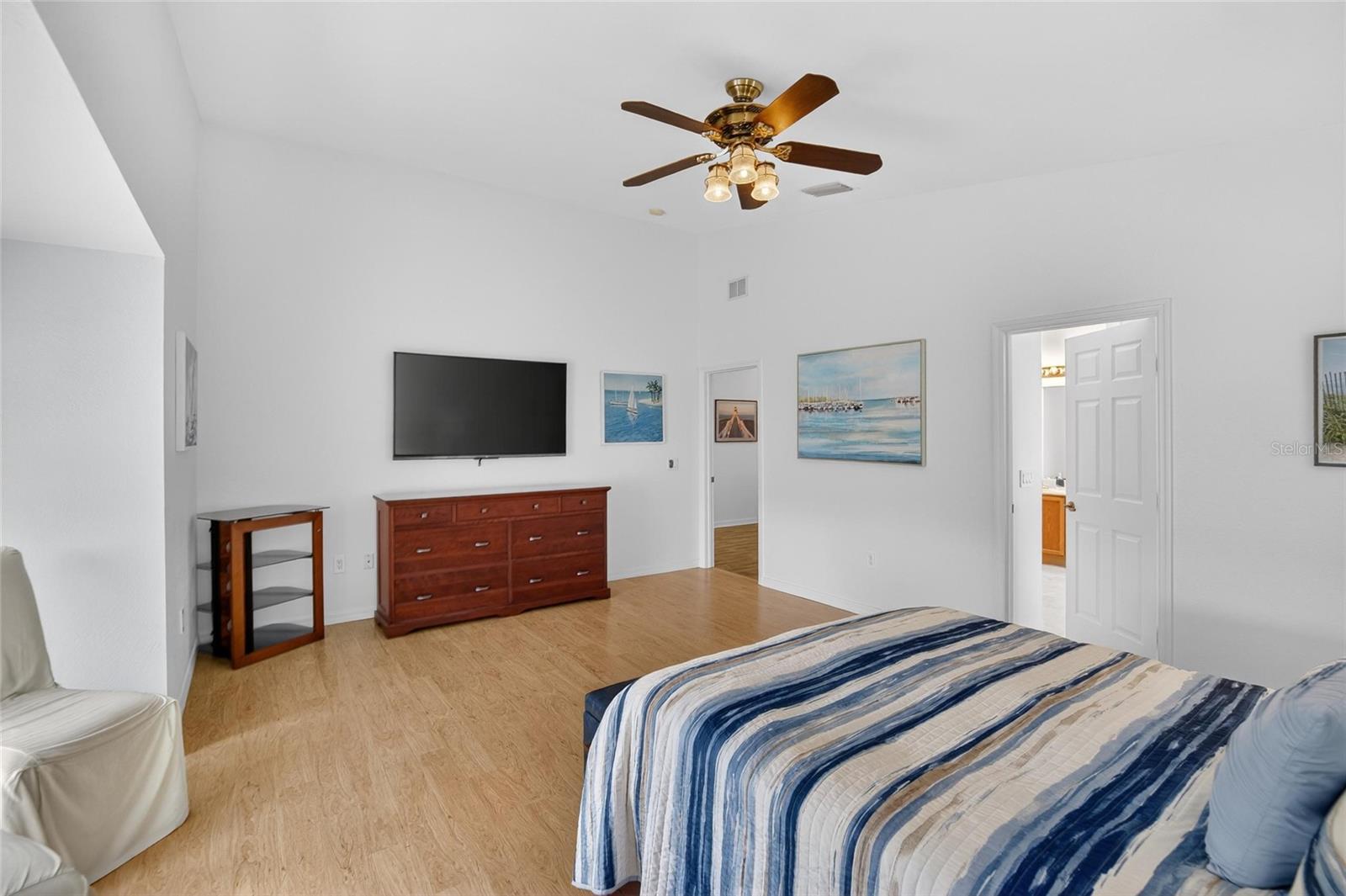 Listing photo id 10 for 4152 Dunmore Drive