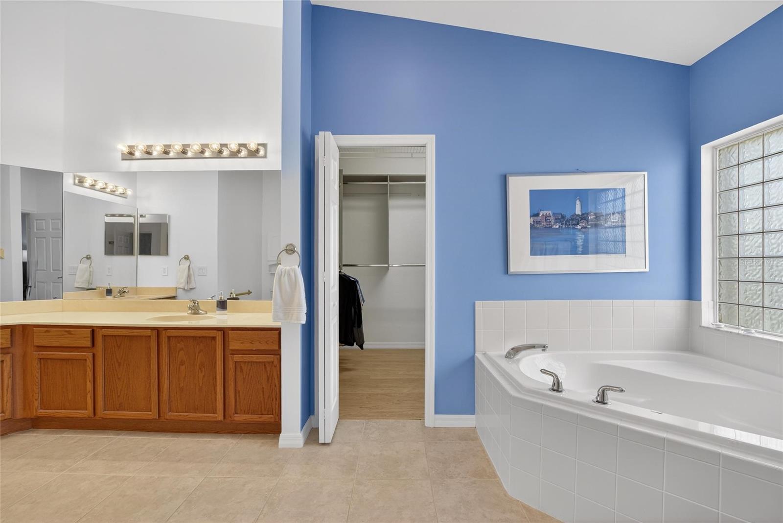 Listing photo id 11 for 4152 Dunmore Drive