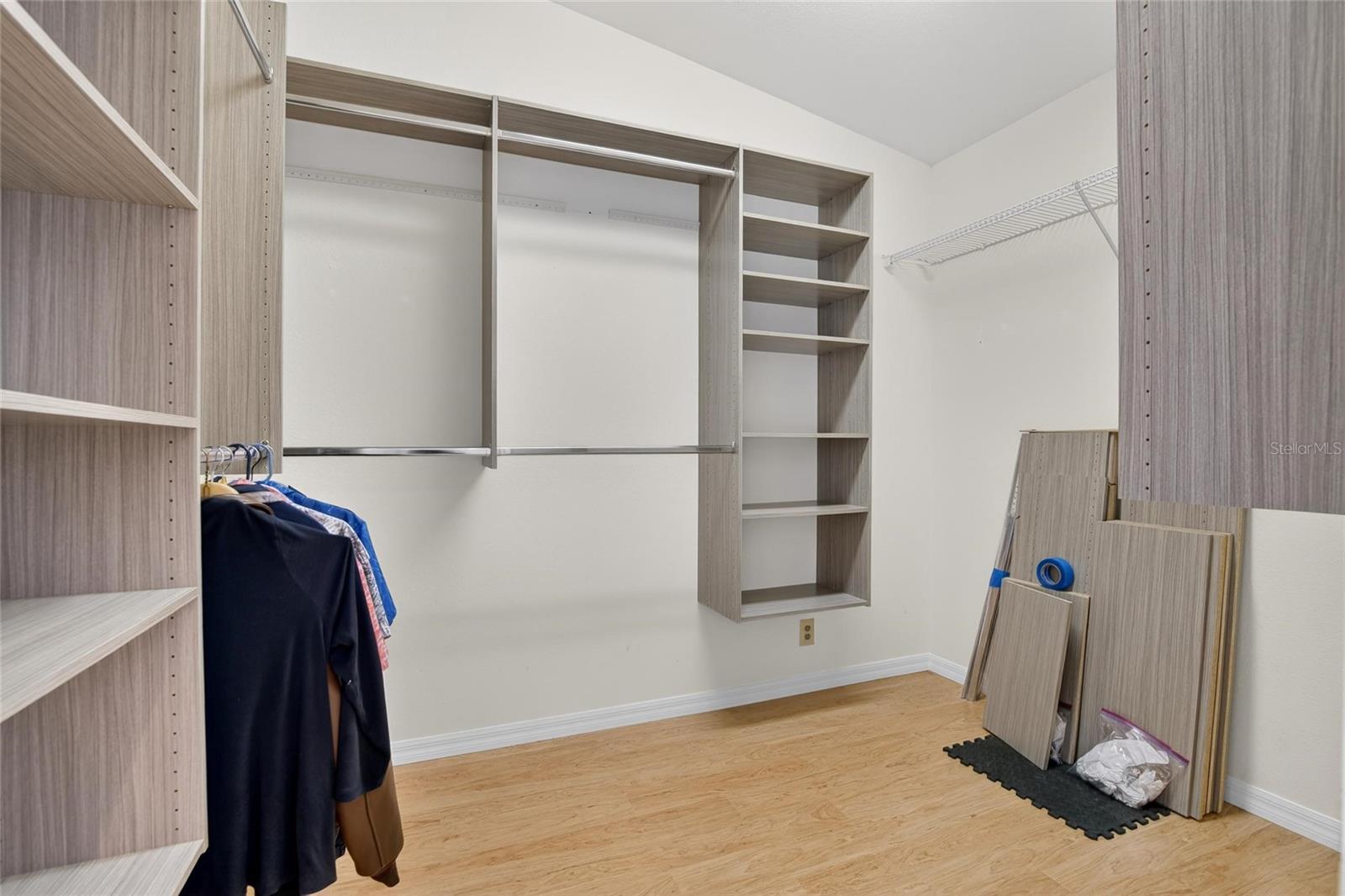 Listing photo id 12 for 4152 Dunmore Drive