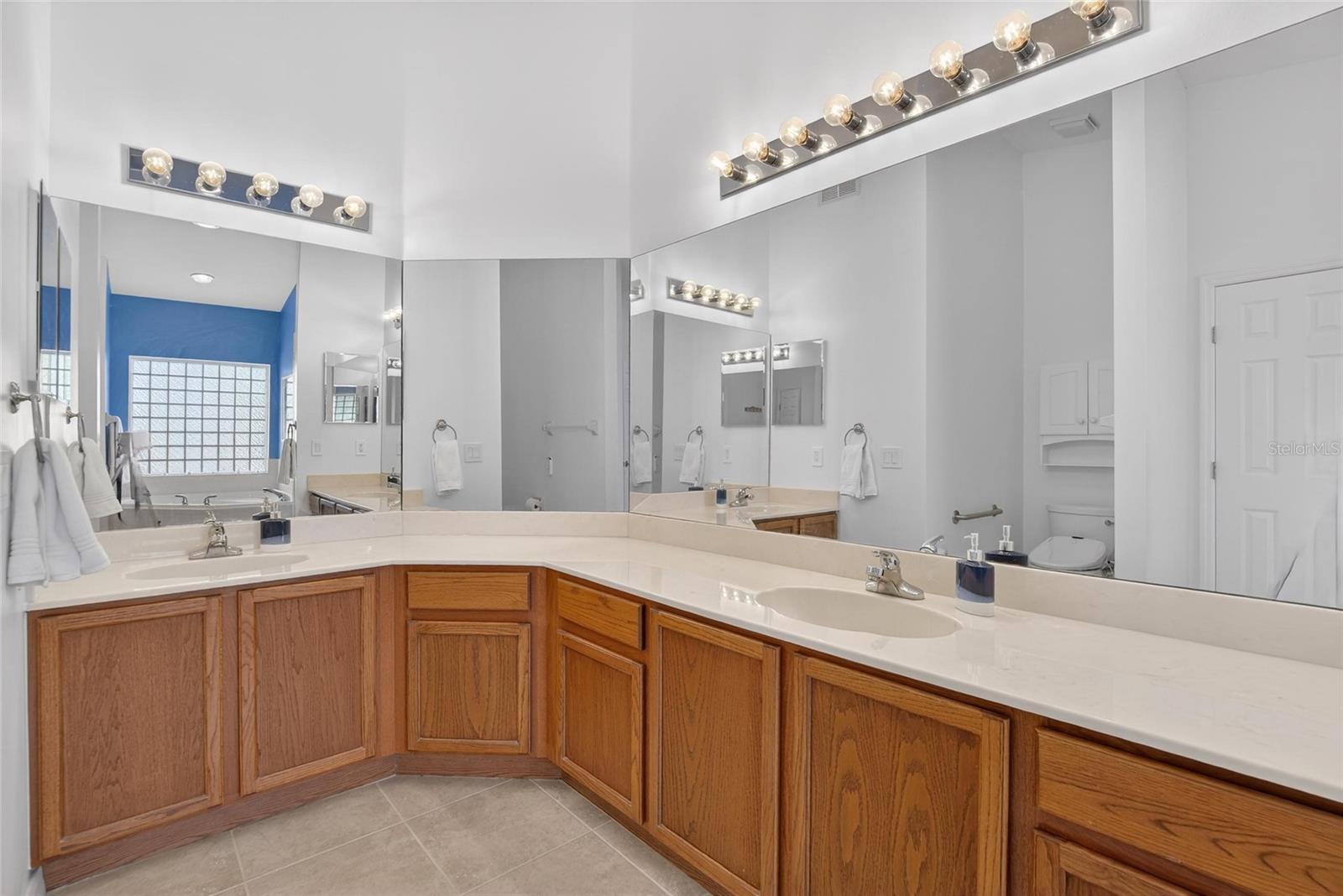 Listing photo id 13 for 4152 Dunmore Drive