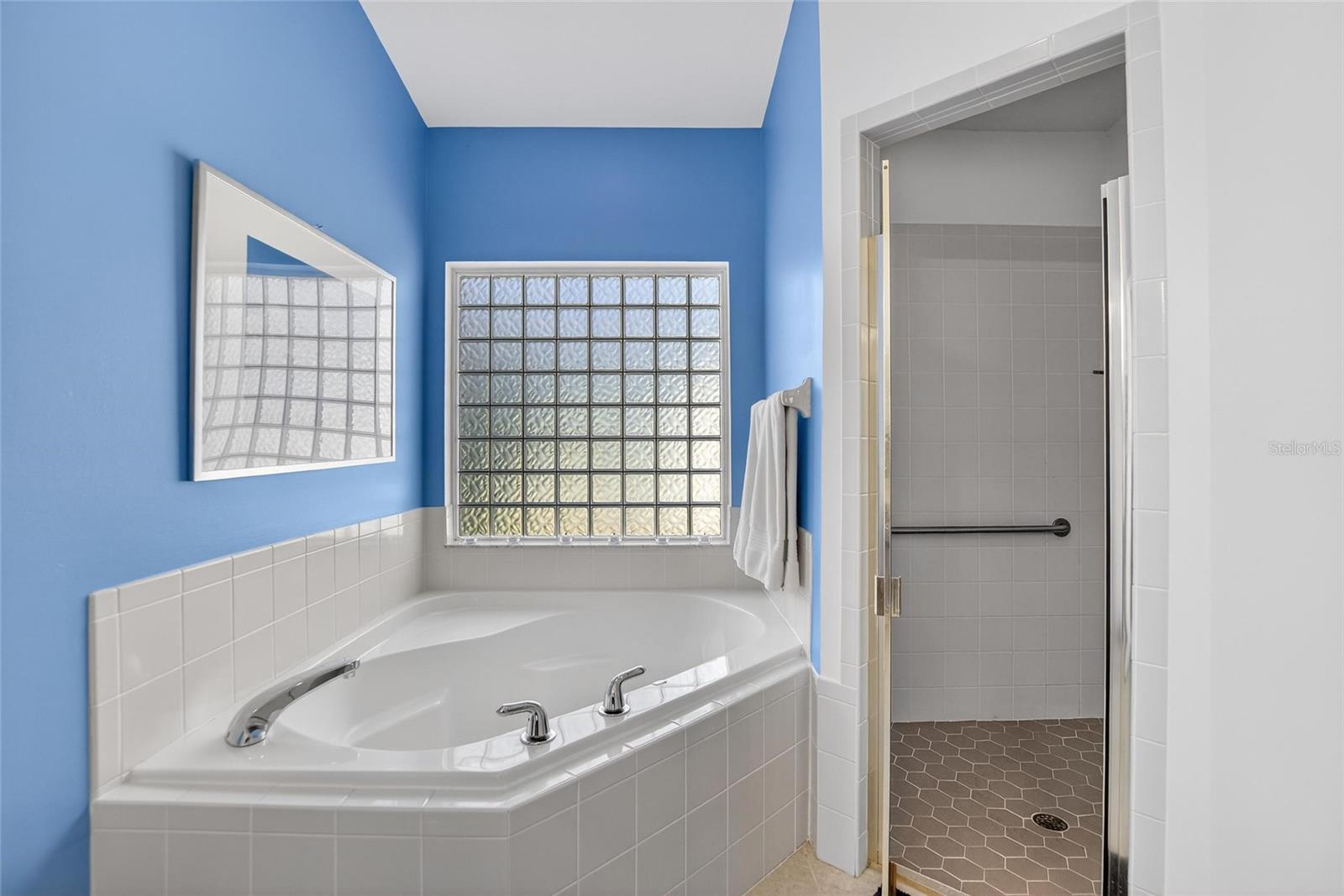 Listing photo id 14 for 4152 Dunmore Drive