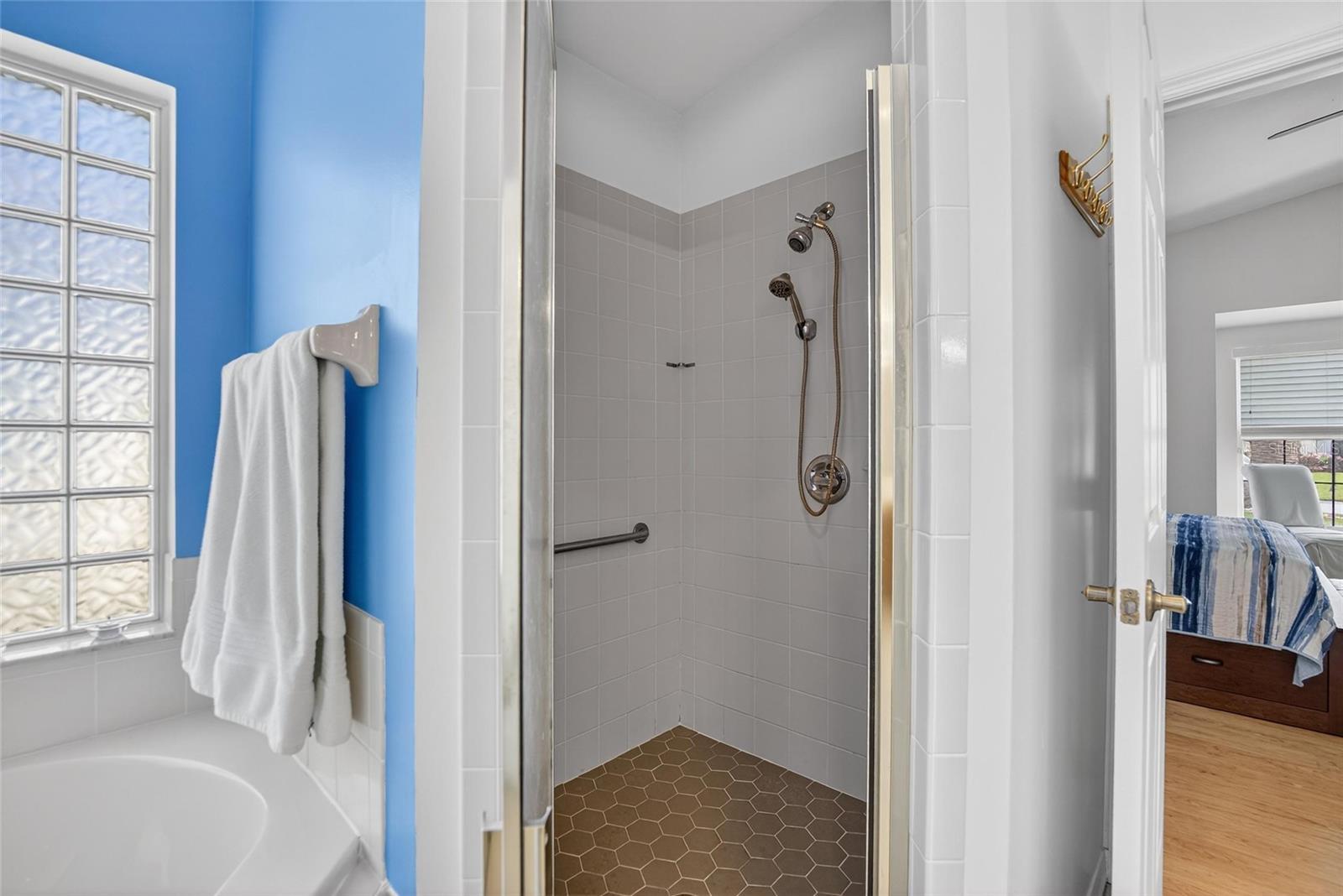 Listing photo id 15 for 4152 Dunmore Drive