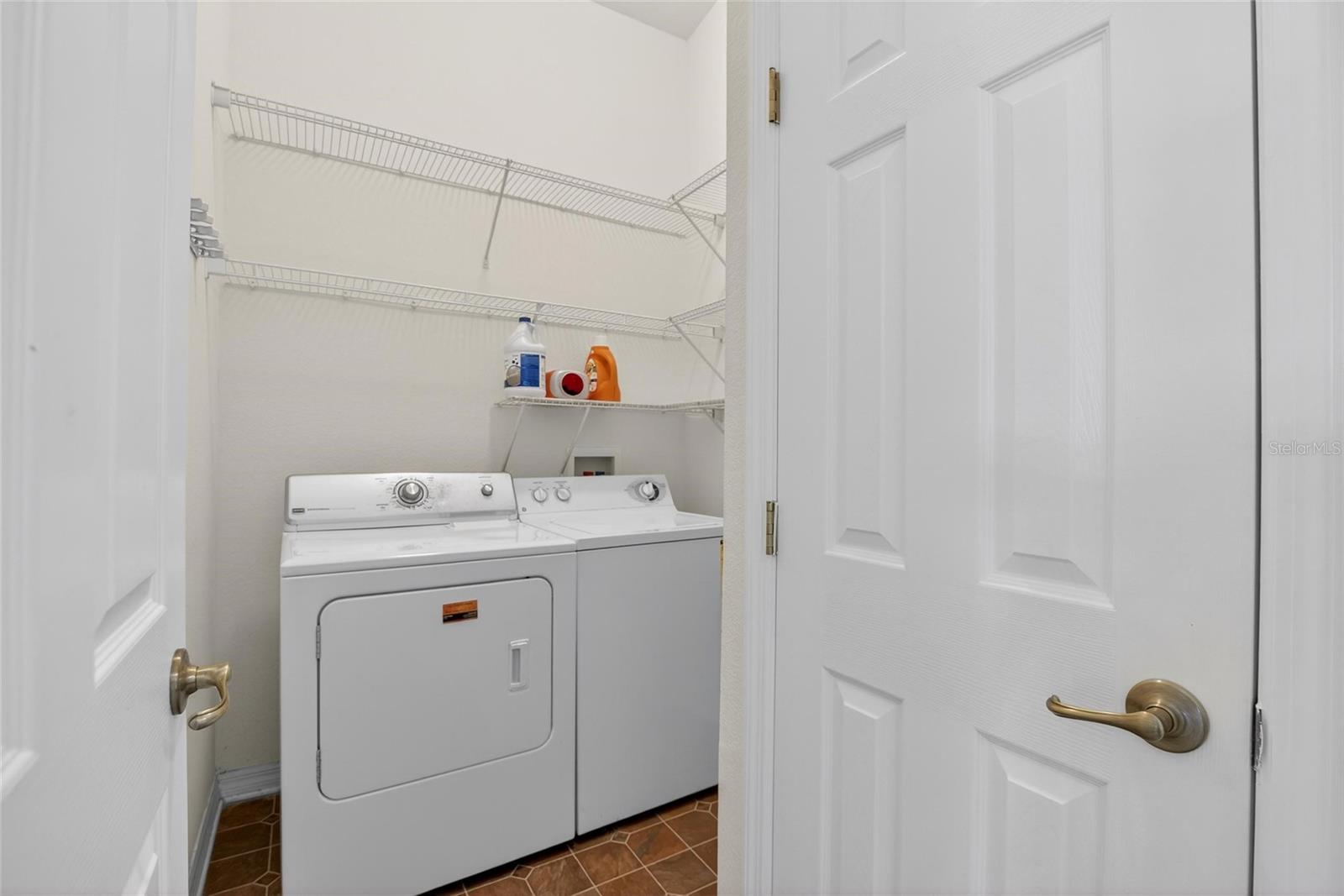 Listing photo id 17 for 4152 Dunmore Drive