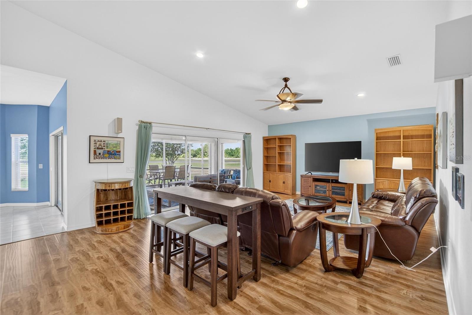 Listing photo id 19 for 4152 Dunmore Drive