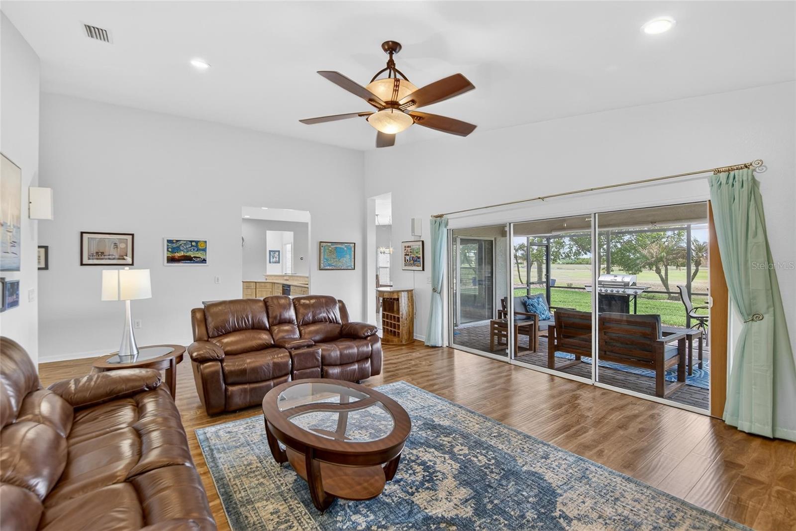 Listing photo id 22 for 4152 Dunmore Drive