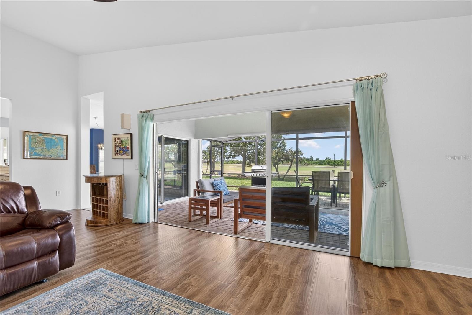 Listing photo id 23 for 4152 Dunmore Drive