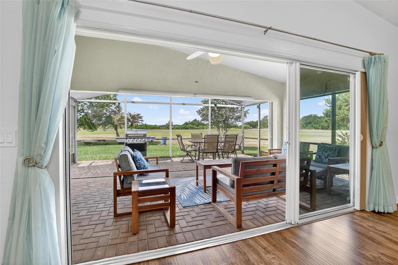 Listing photo id 24 for 4152 Dunmore Drive