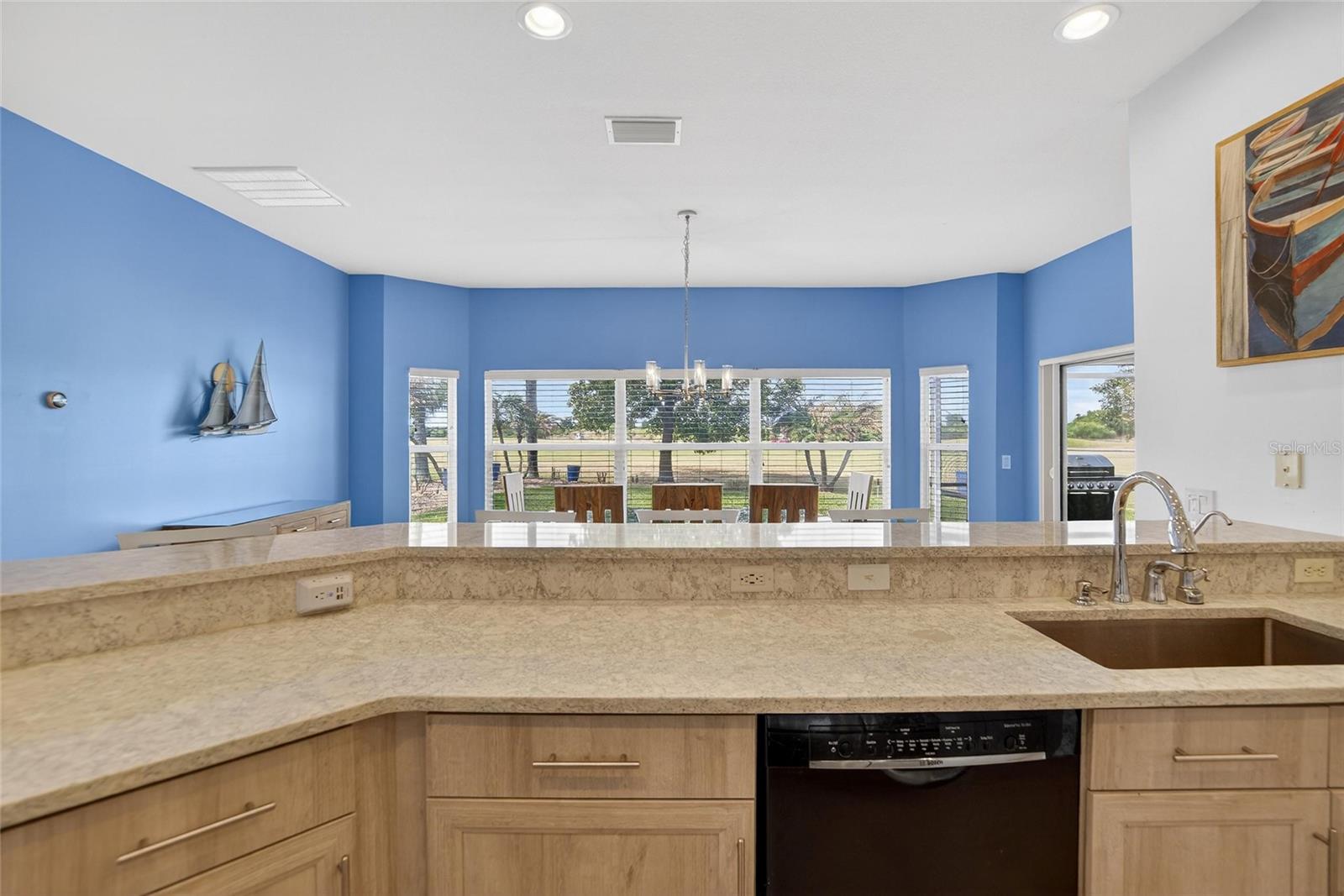 Listing photo id 27 for 4152 Dunmore Drive