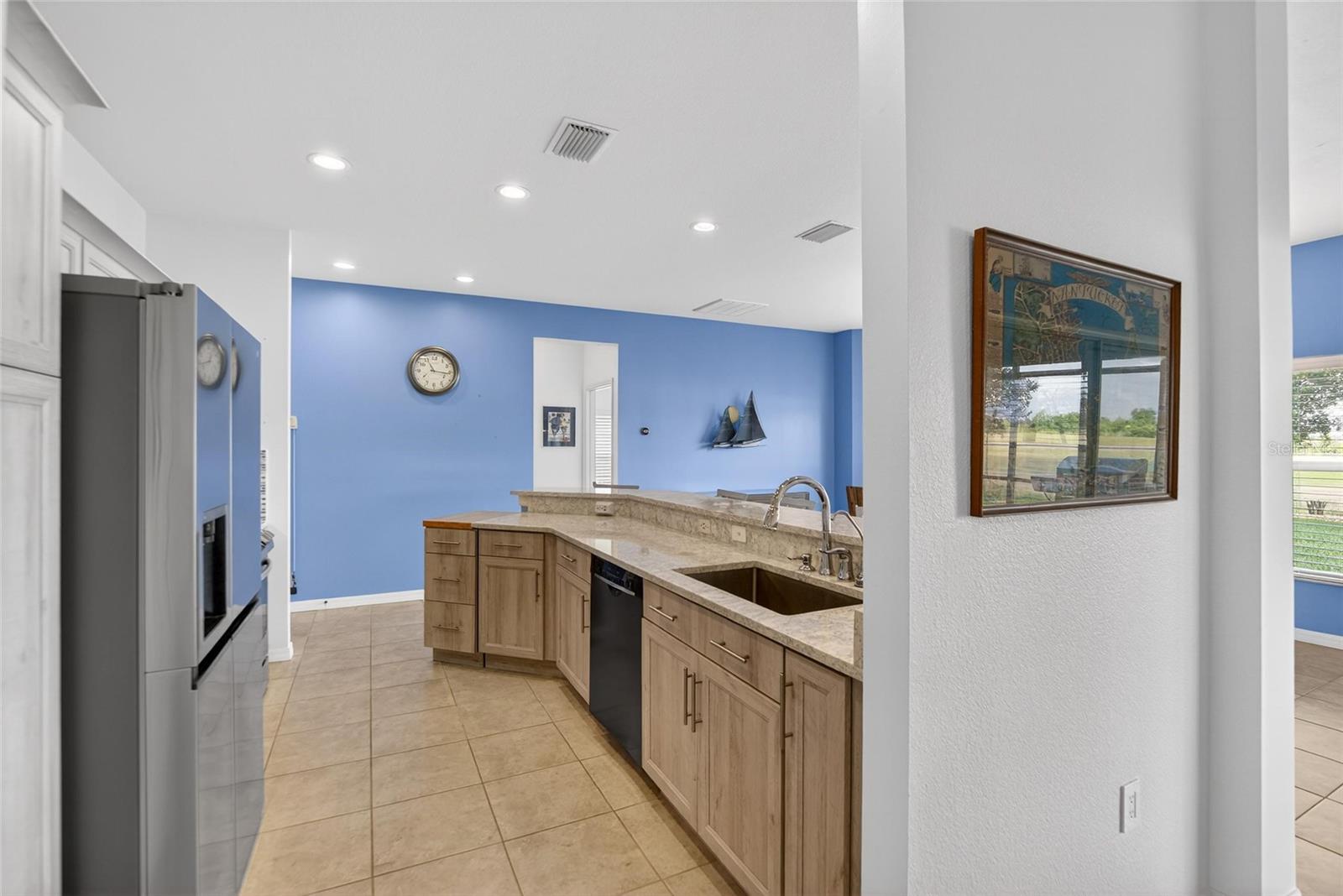 Listing photo id 28 for 4152 Dunmore Drive