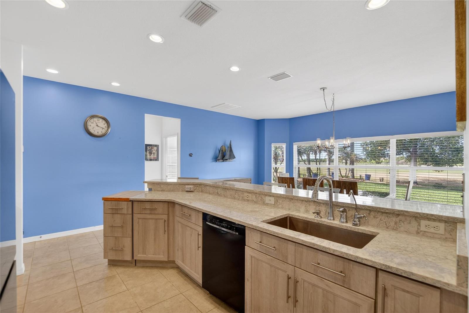 Listing photo id 29 for 4152 Dunmore Drive