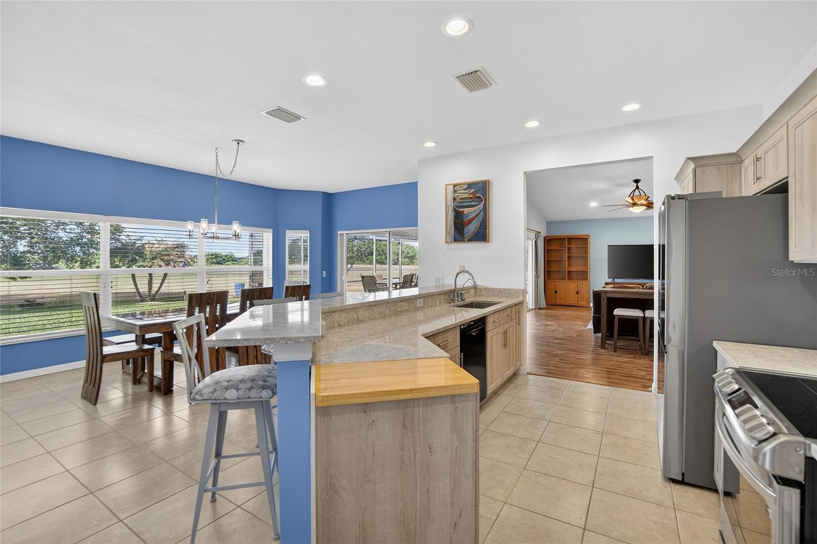 Listing photo id 30 for 4152 Dunmore Drive