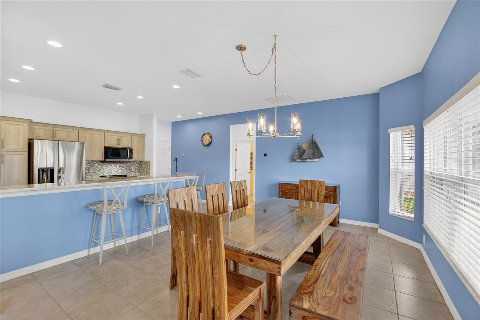 Listing photo id 31 for 4152 Dunmore Drive