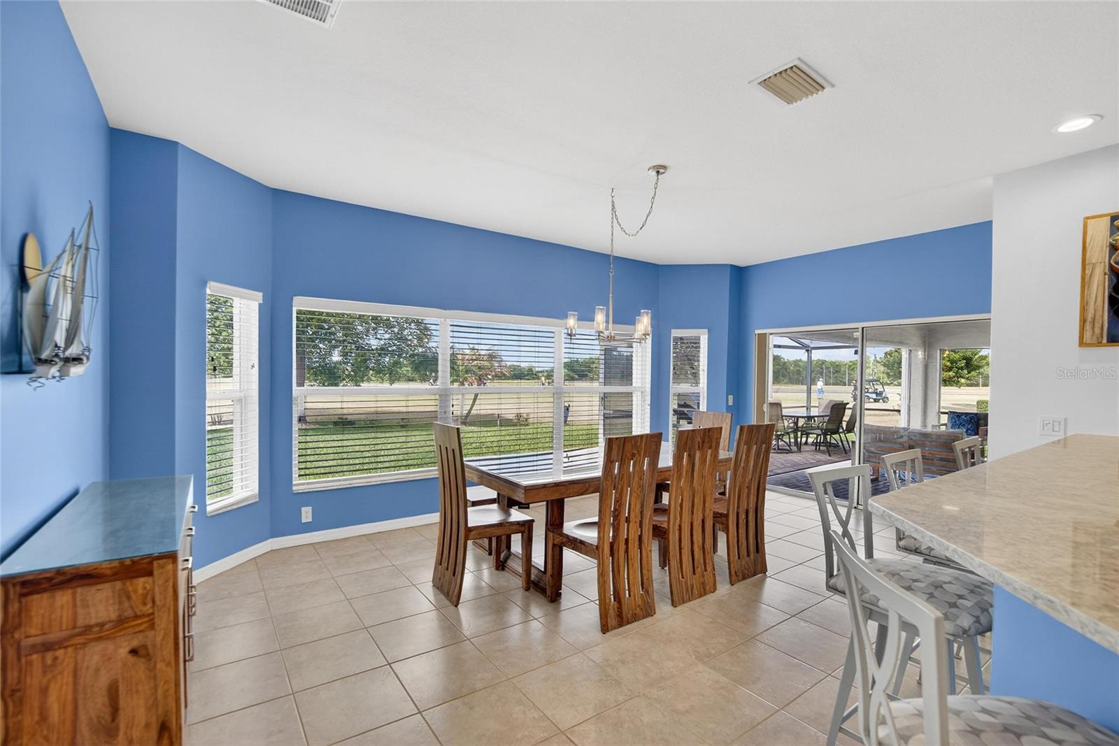 Listing photo id 33 for 4152 Dunmore Drive