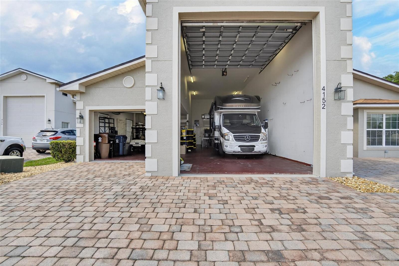 Listing photo id 2 for 4152 Dunmore Drive