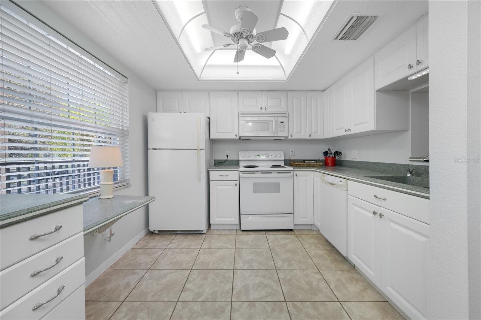 Image 5 of 38 For 820 Virginia Street 206