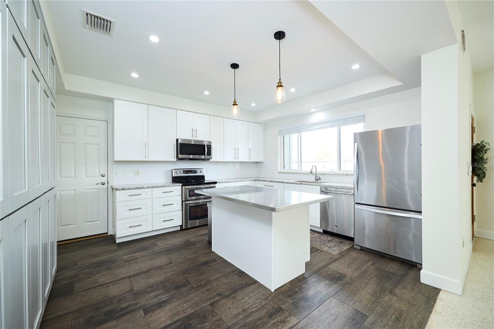 Listing photo id 8 for 3312 Nakora Drive