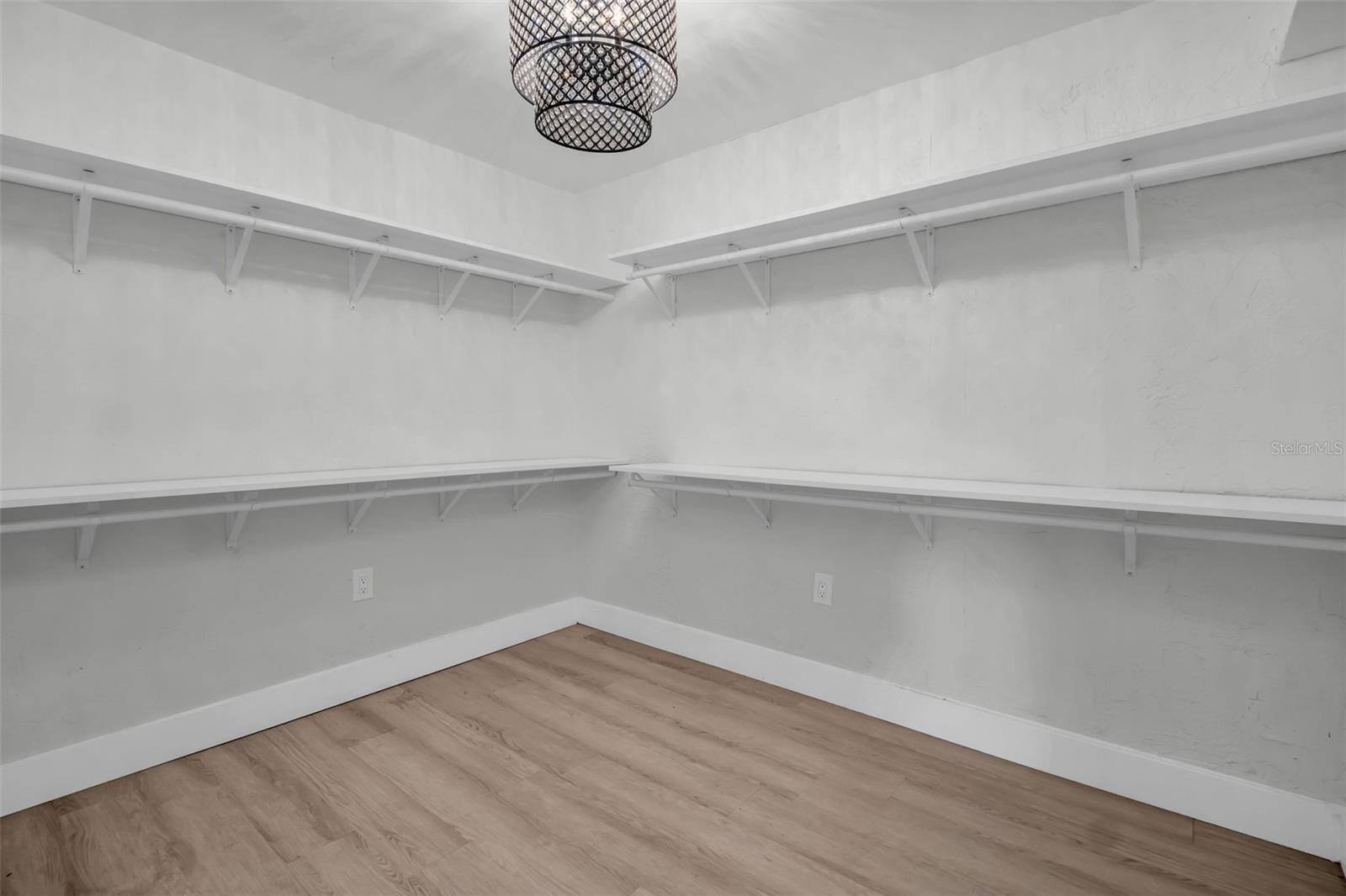 Image 29 of 39 For 4000 Grove Street S