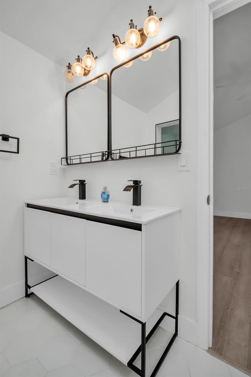 Image 30 of 39 For 4000 Grove Street S