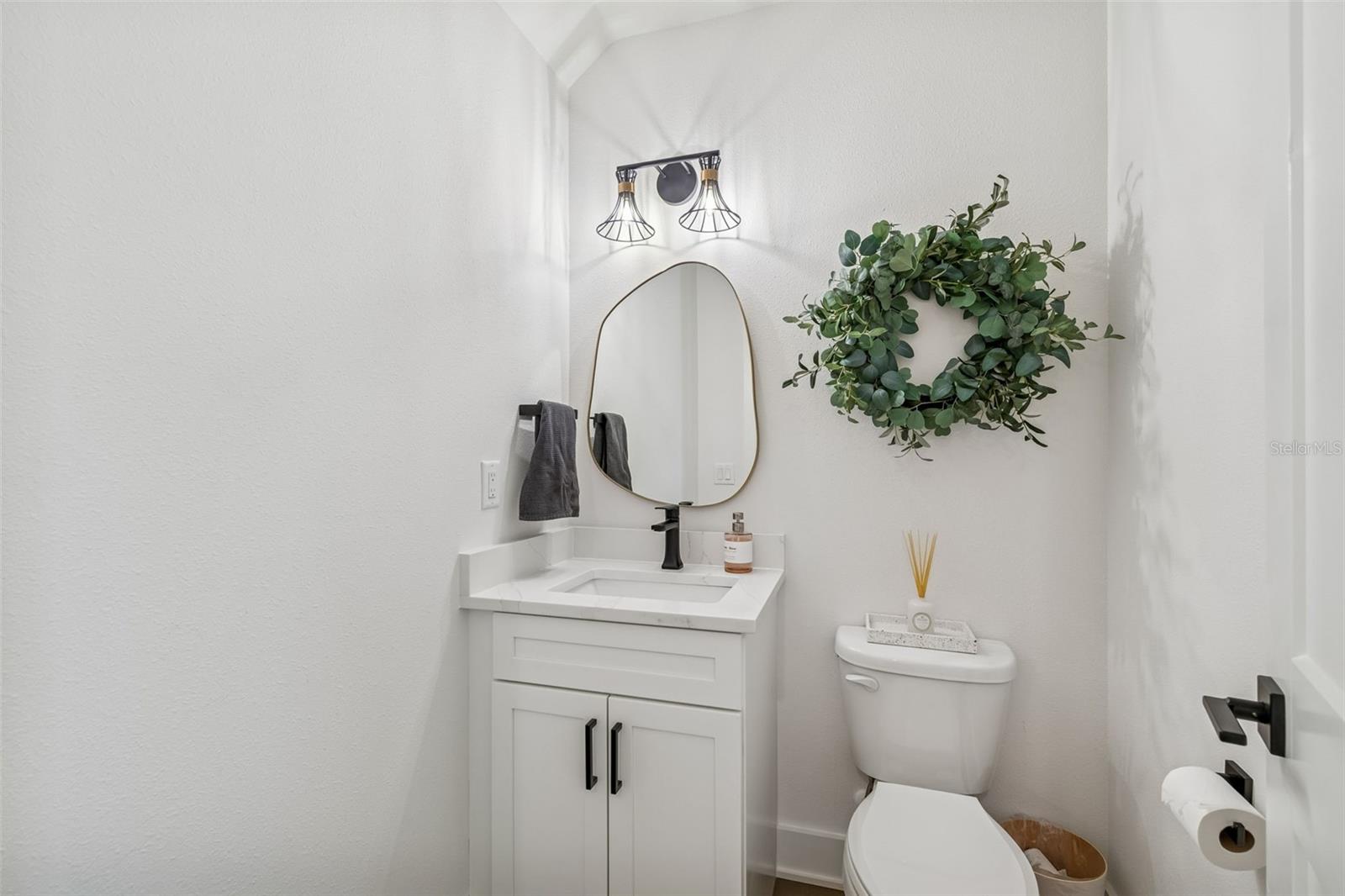 Image 18 of 62 For 3016 Ballast Point Boulevard