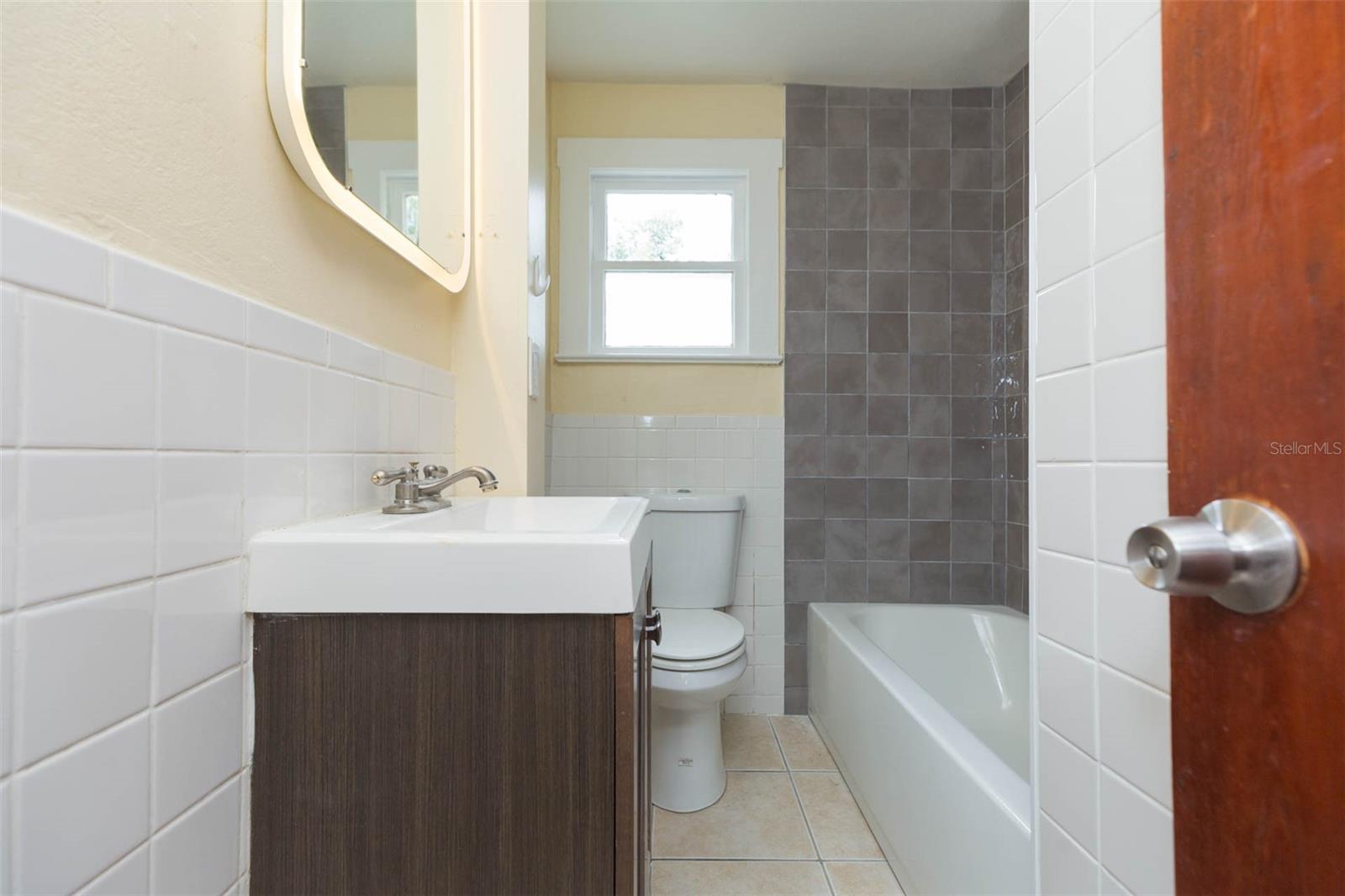 Image 11 of 24 For 1809 Henry Avenue