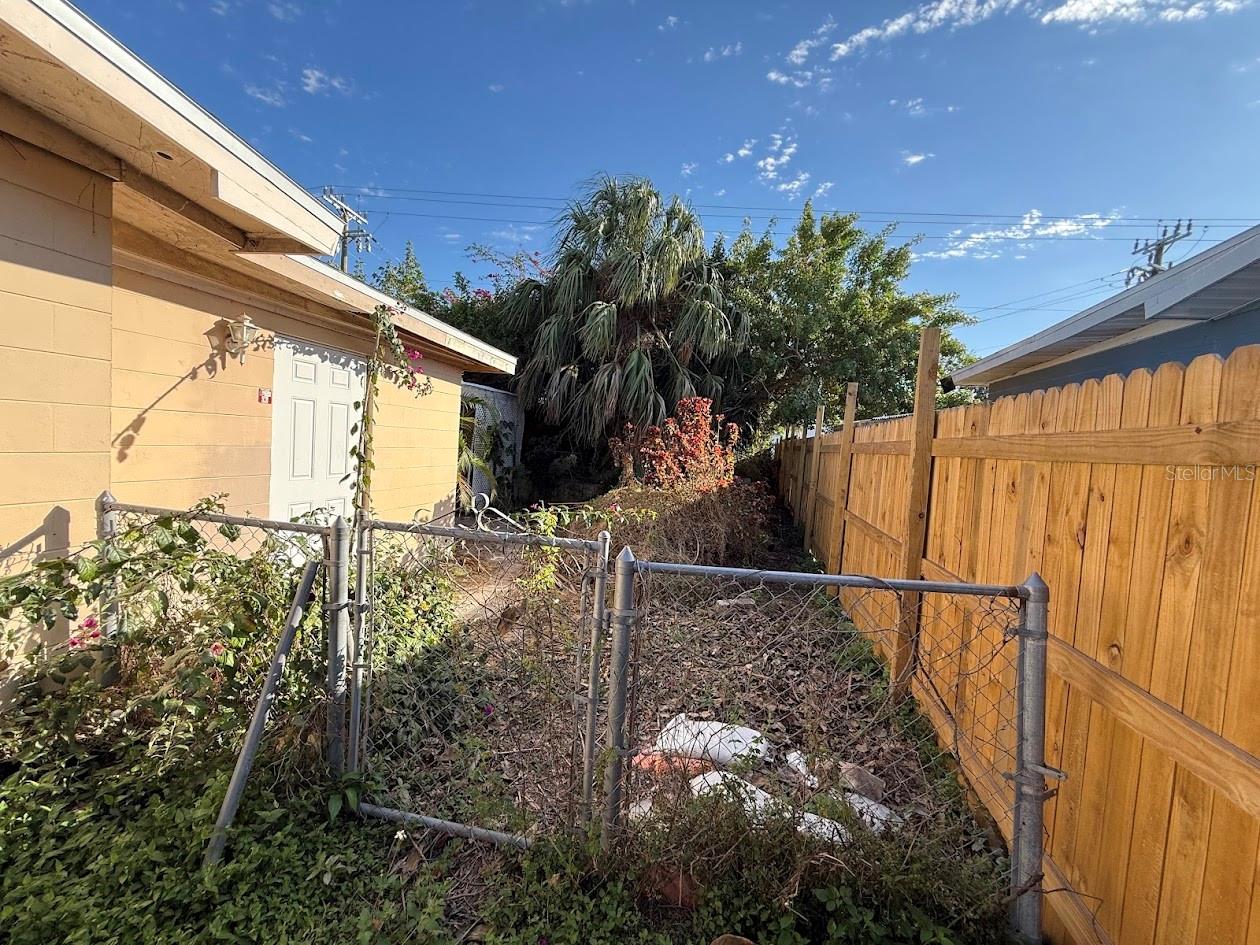 Image 37 of 40 For 1203 40th Avenue W