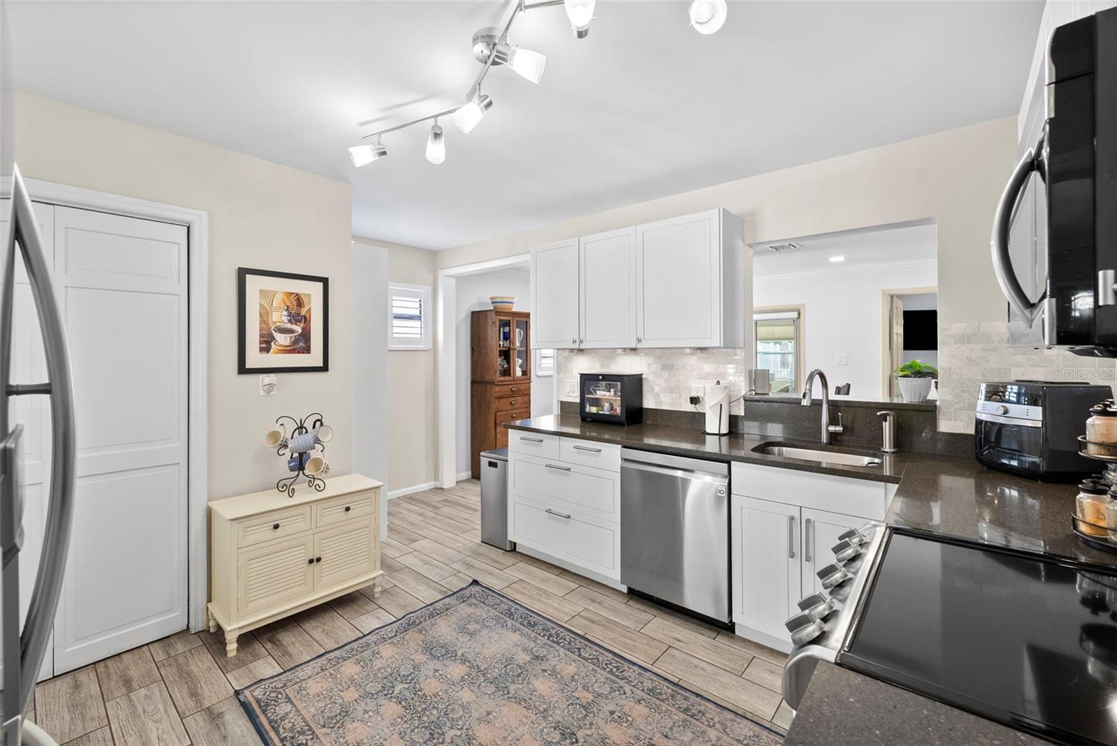 Listing photo id 8 for 3906 Vasconia Street