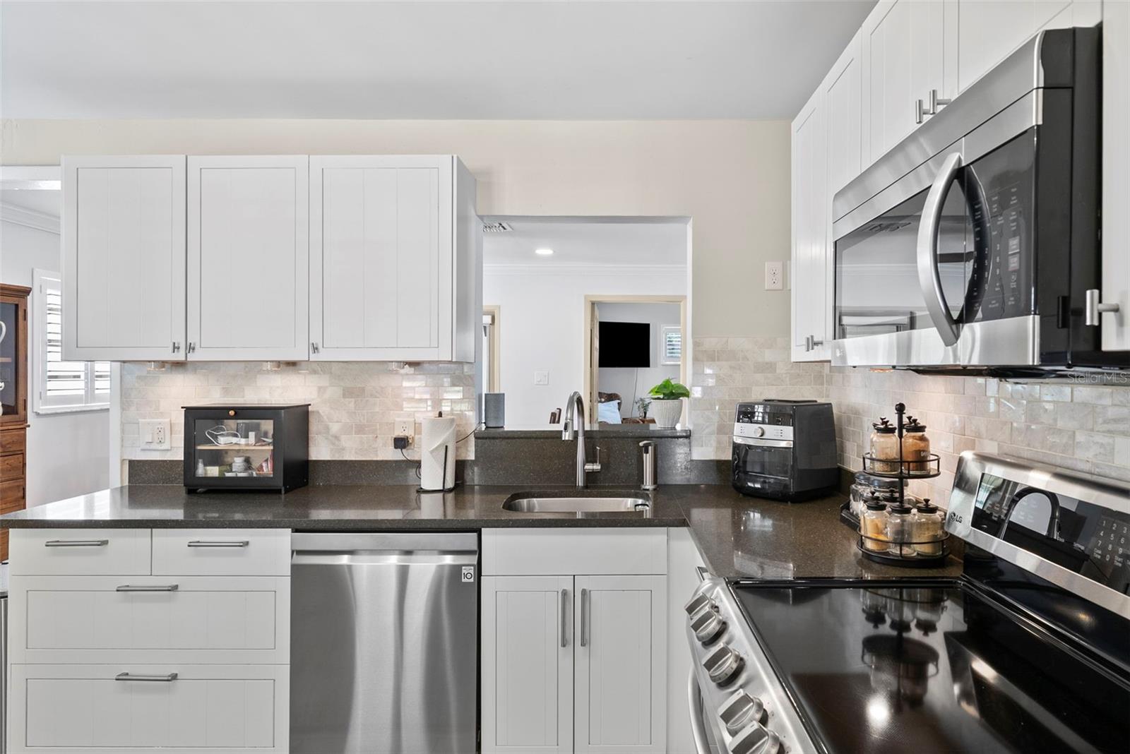 Listing photo id 9 for 3906 Vasconia Street