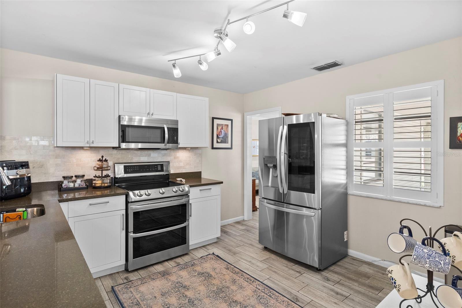 Listing photo id 10 for 3906 Vasconia Street