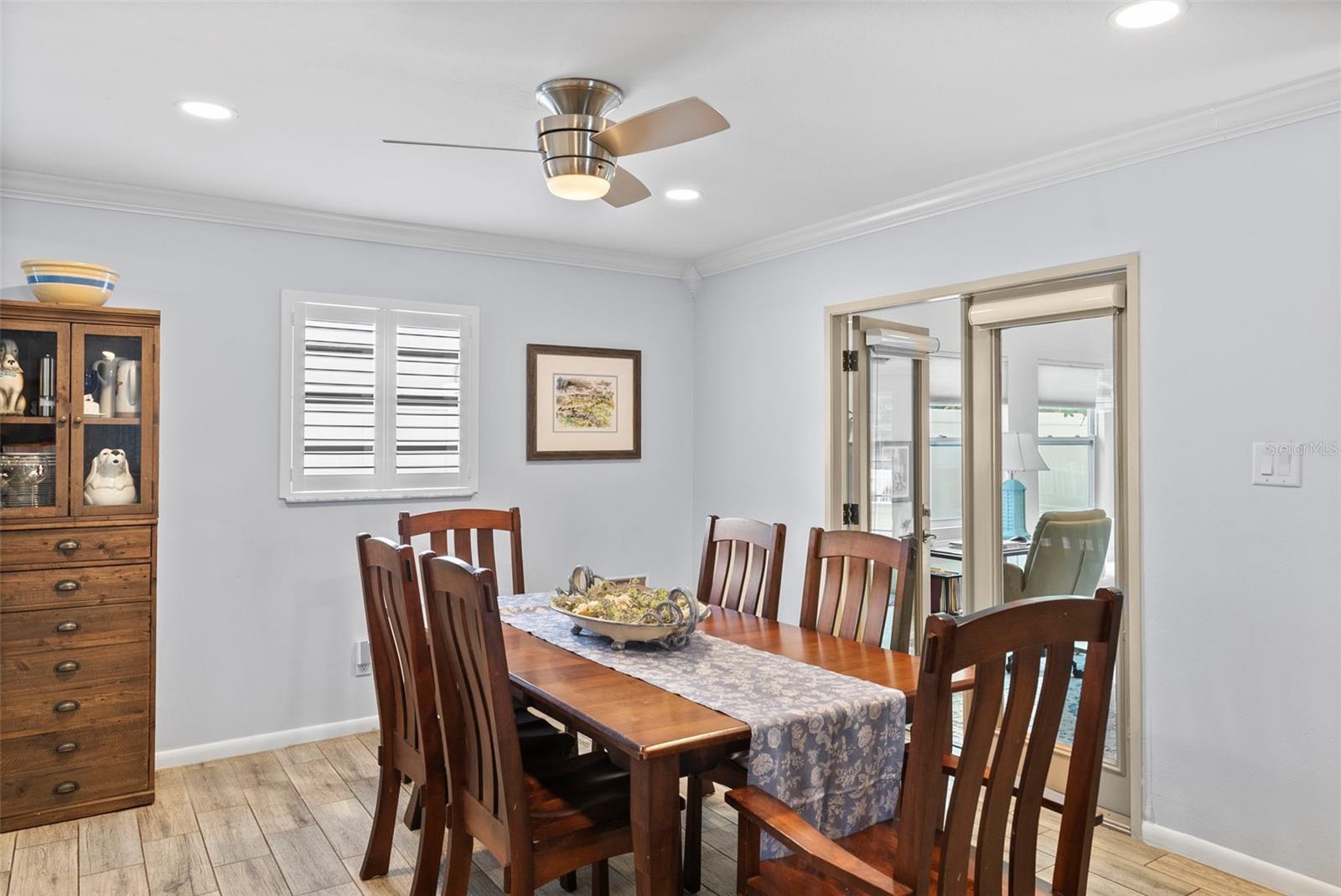 Listing photo id 12 for 3906 Vasconia Street