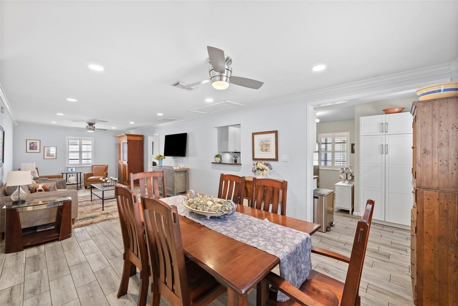 Listing photo id 13 for 3906 Vasconia Street