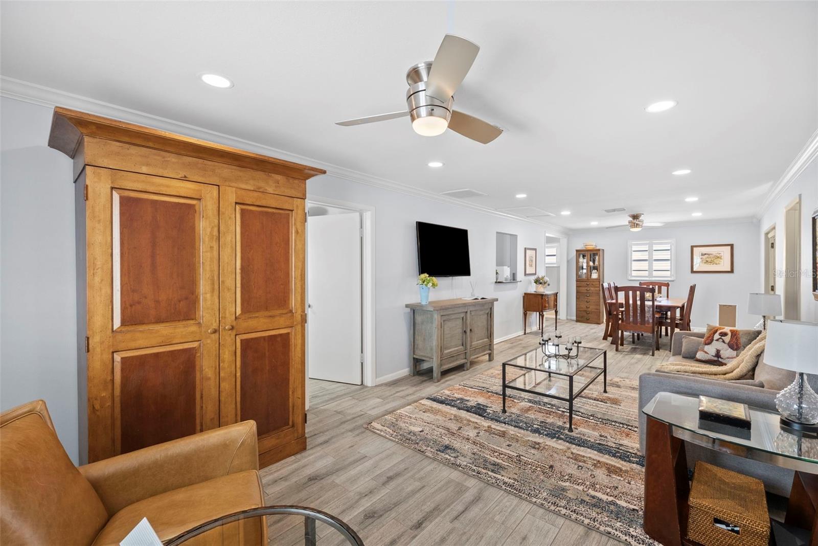 Listing photo id 15 for 3906 Vasconia Street