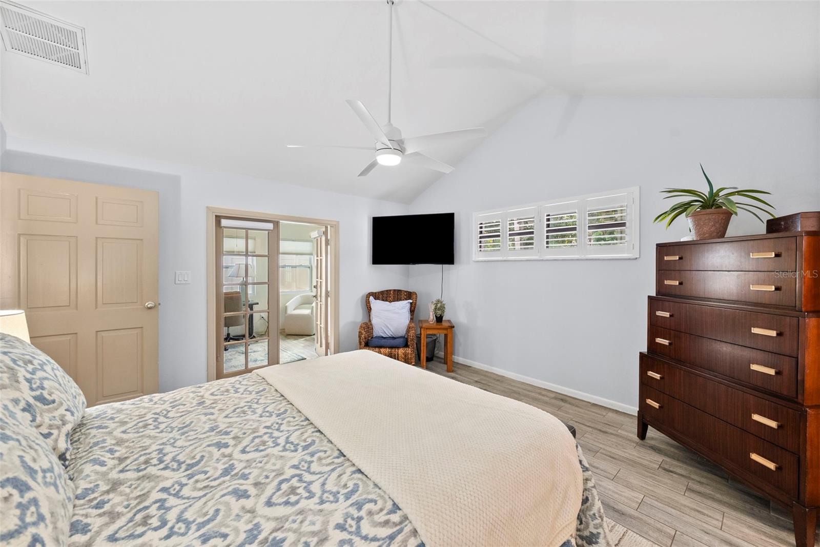 Listing photo id 17 for 3906 Vasconia Street