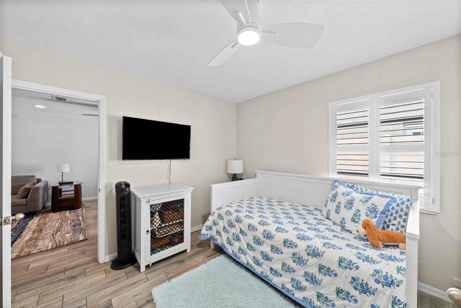 Listing photo id 25 for 3906 Vasconia Street