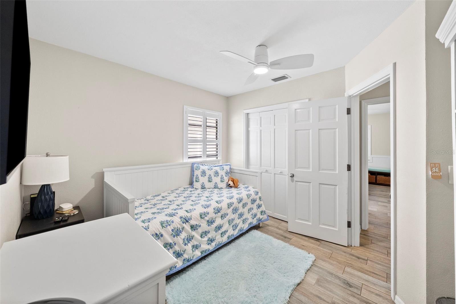 Listing photo id 26 for 3906 Vasconia Street