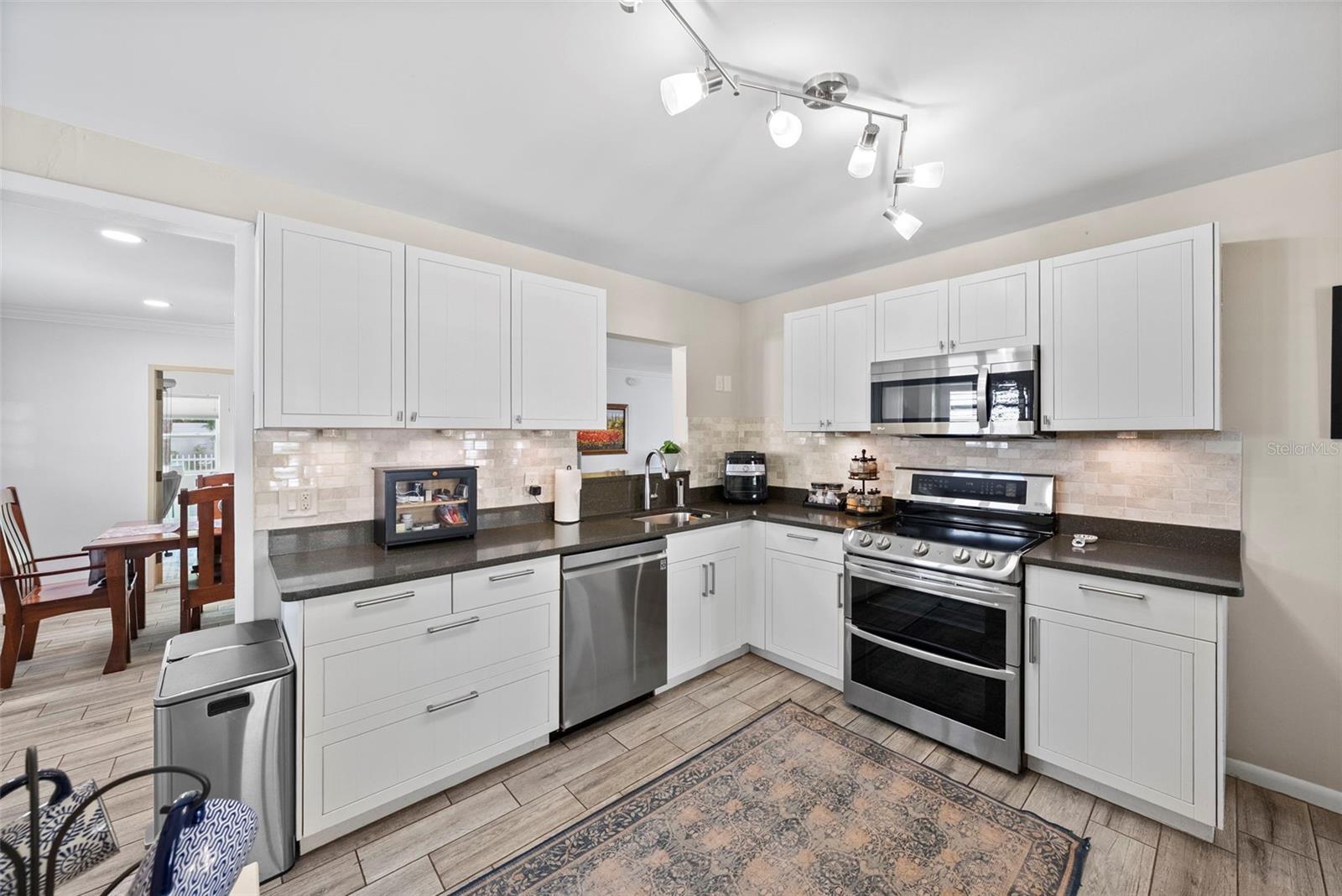 Listing photo id 1 for 3906 Vasconia Street