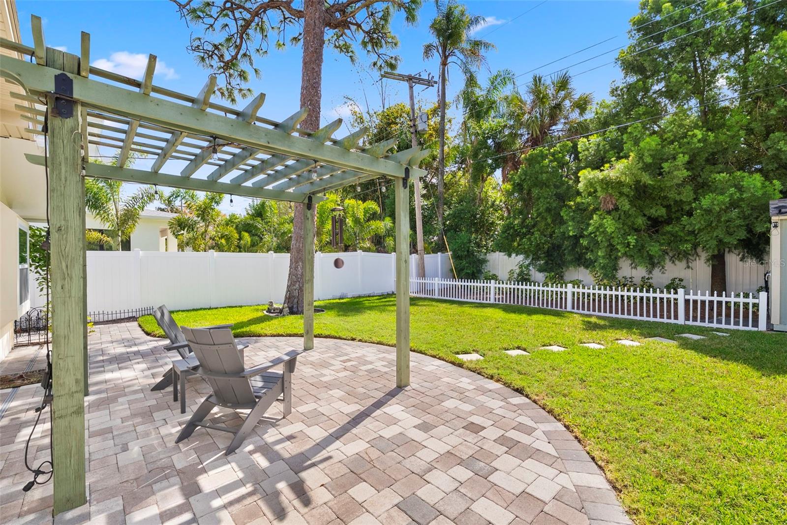 Listing photo id 29 for 3906 Vasconia Street