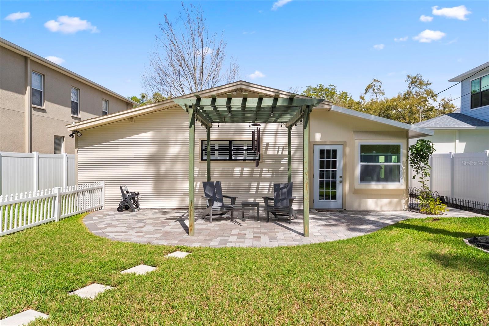 Listing photo id 31 for 3906 Vasconia Street