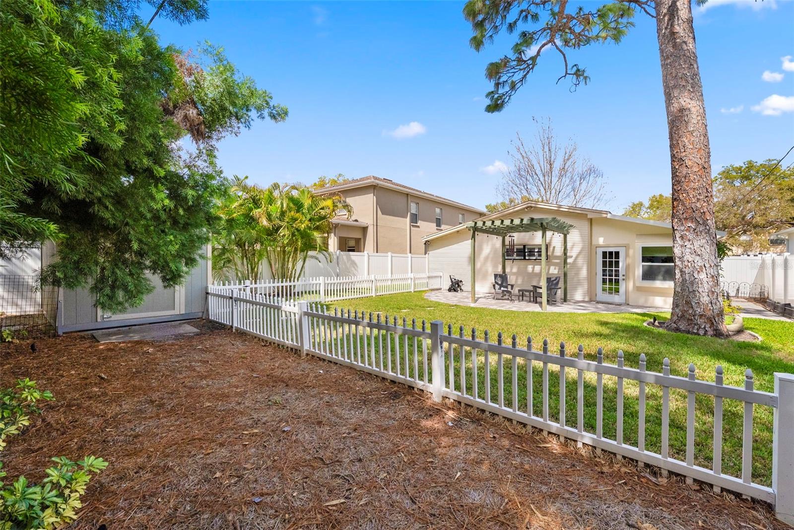 Listing photo id 32 for 3906 Vasconia Street