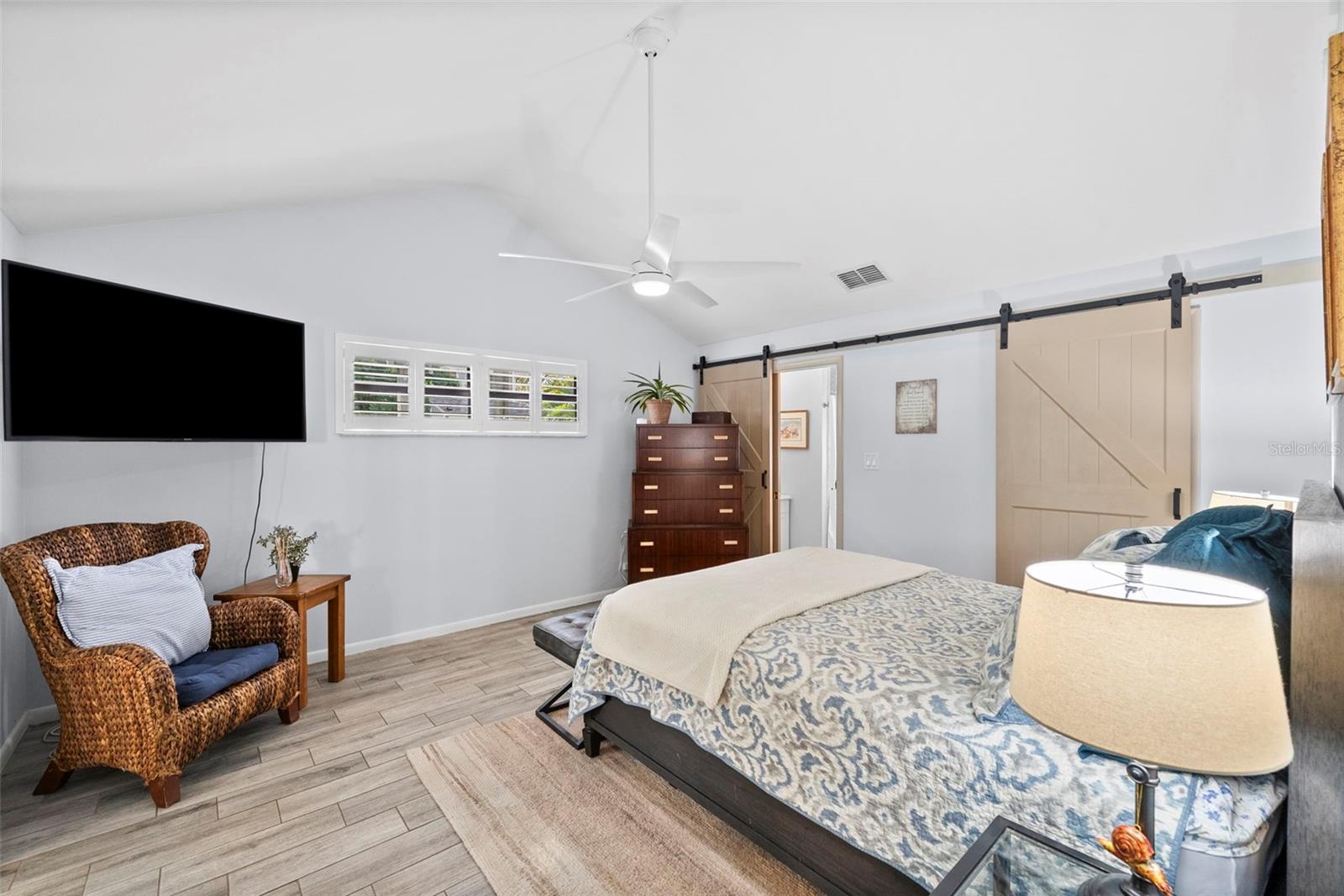 Listing photo id 3 for 3906 Vasconia Street