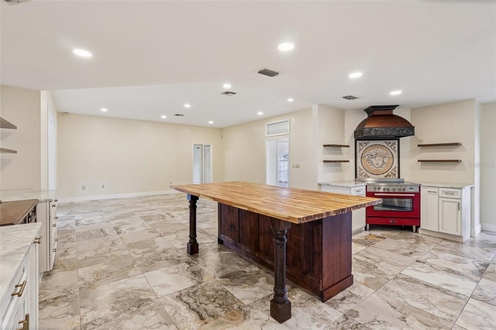 Image 14 of 49 For 7026 Pinehaven Drive