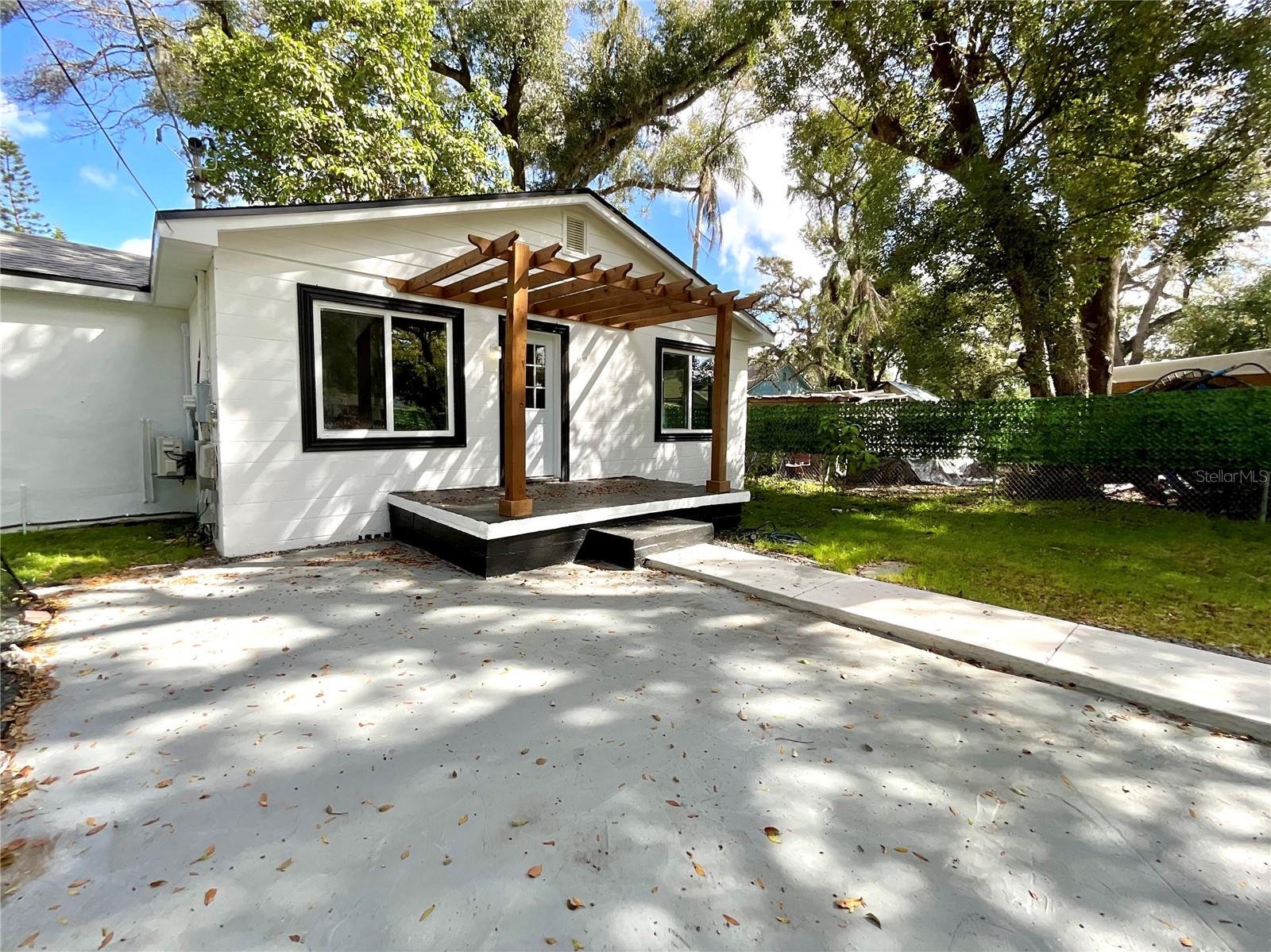 Image 3 of 43 For 2102 Caracas Street