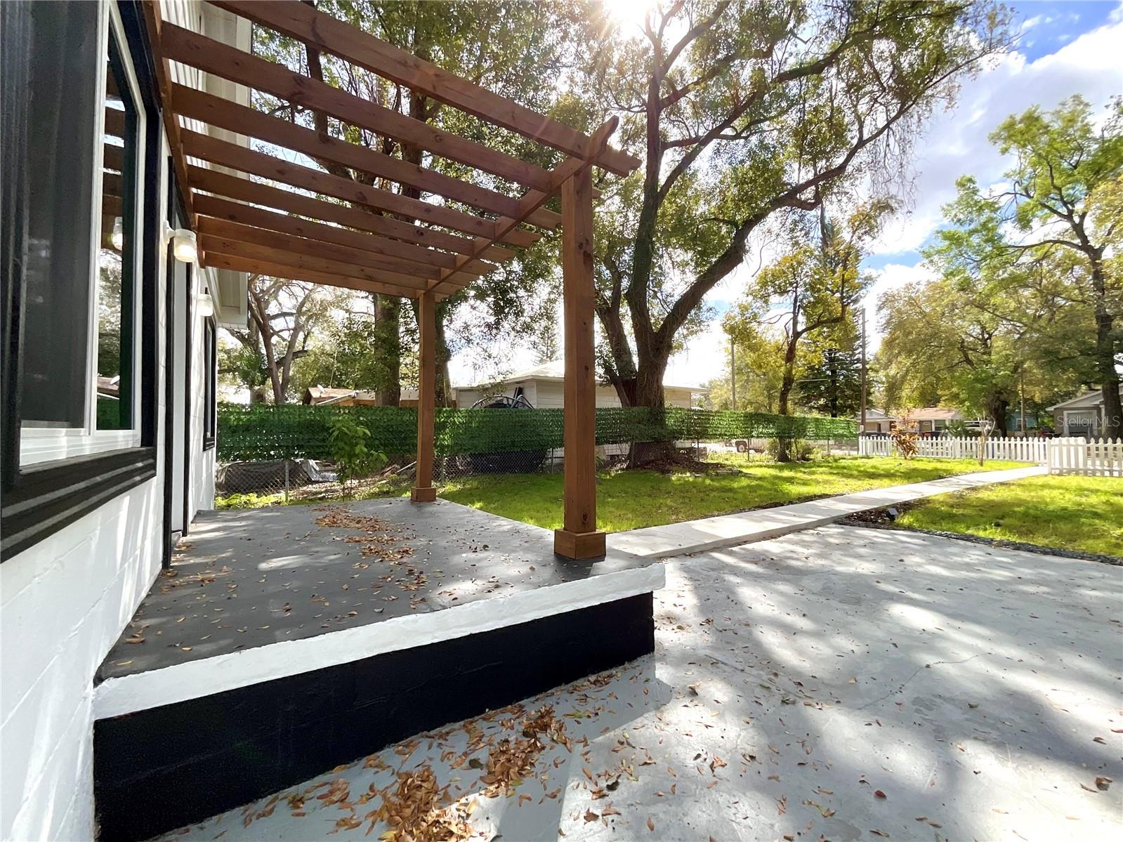 Image 4 of 43 For 2102 Caracas Street