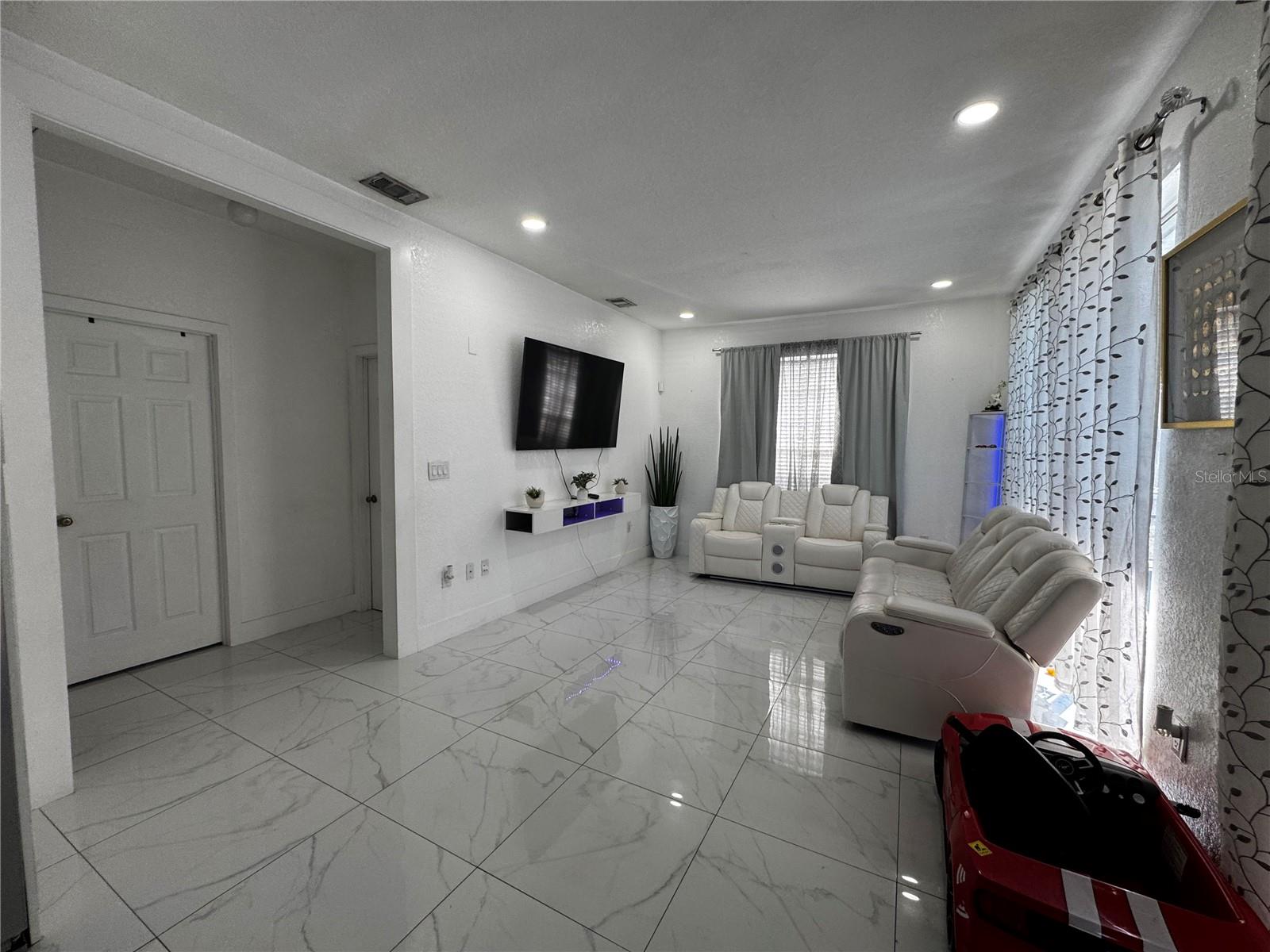 Listing photo id 10 for 10130 Spring Hill Drive