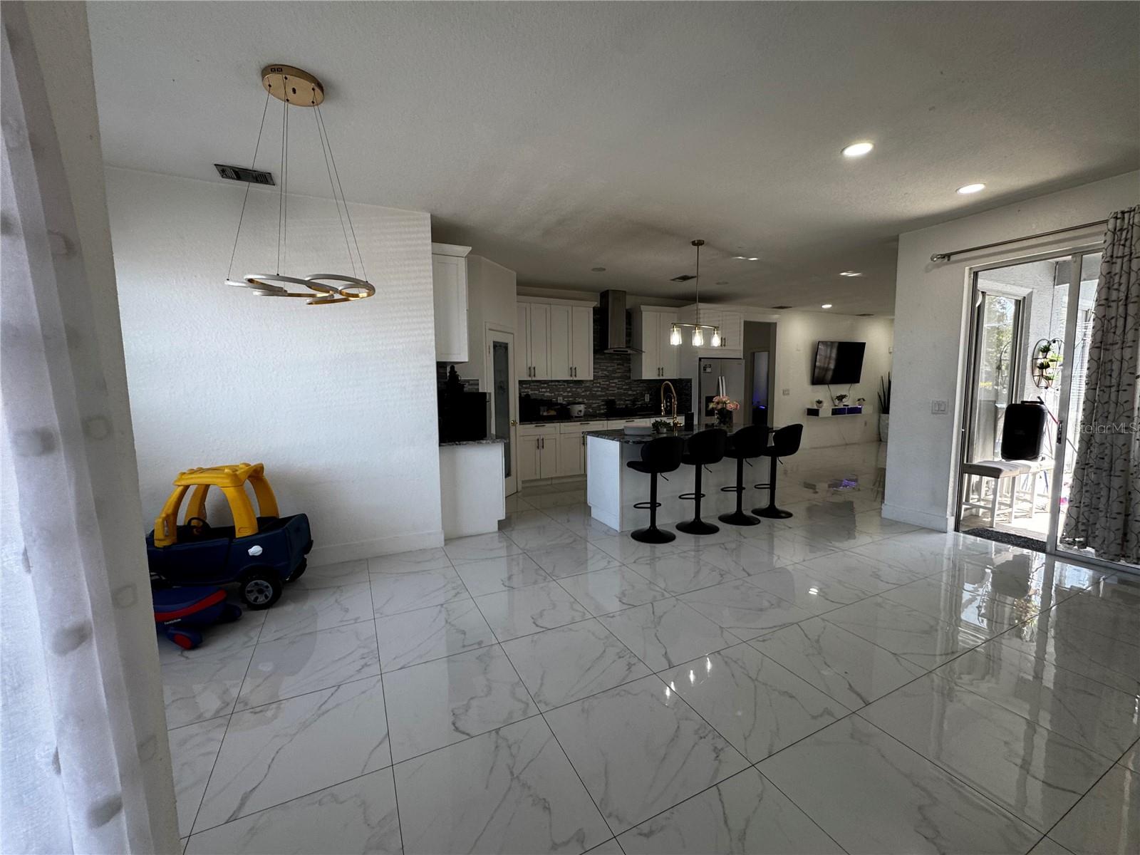 Listing photo id 5 for 10130 Spring Hill Drive