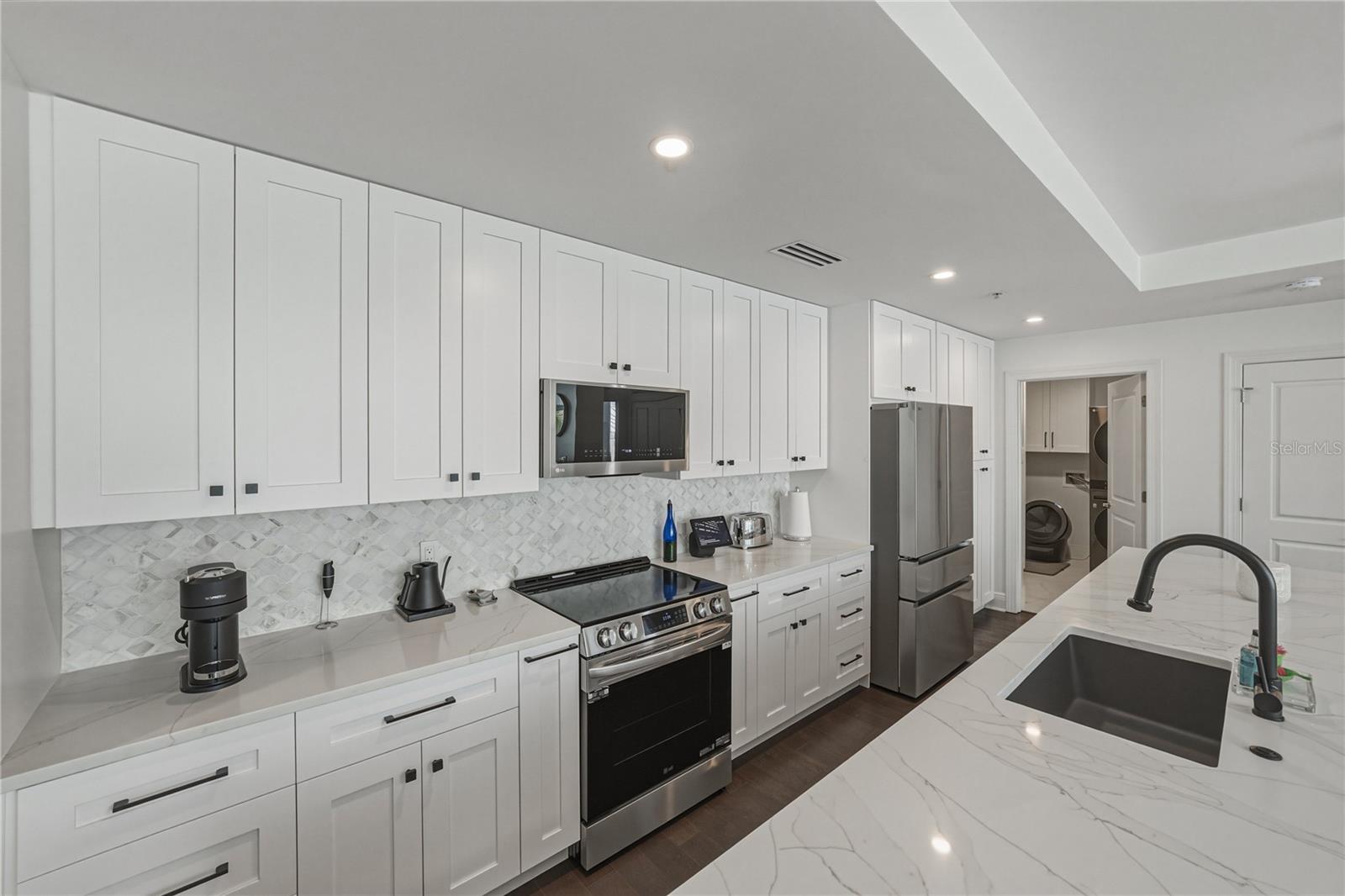 Listing photo id 8 for 1227 Madison Street 504