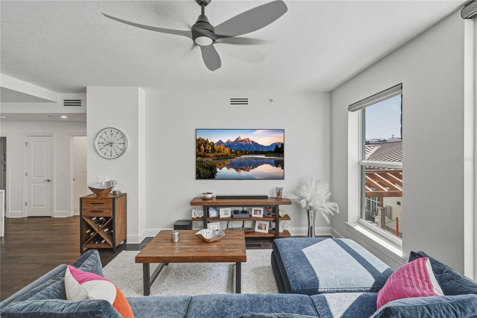 Listing photo id 12 for 1227 Madison Street 504